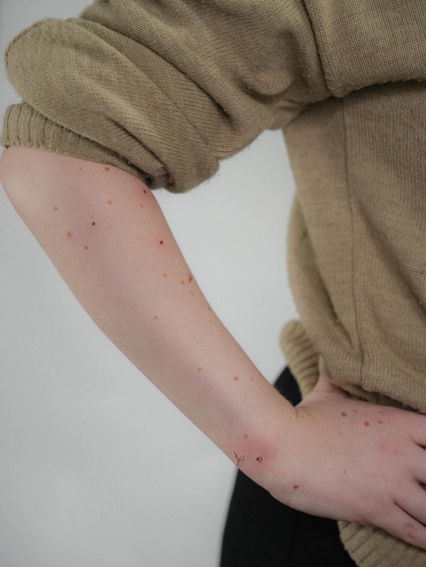 tiny tiny freckles ✨

#freckletattoos #tattooinspiration #tattookassel #finelinetattoo
