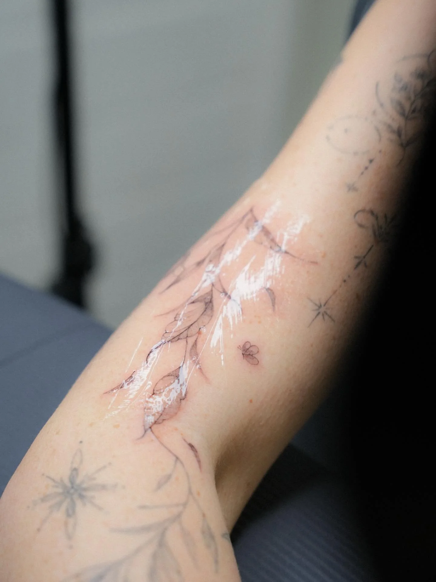 Very proud of this project with my lovely client 💌 Danke f&uuml;r dein Vertrauen in mich! Ich hatte so viel Spa&szlig; an dem Projekt und hoffe, dass ich in diesem Jahr mehr von diesen Motiven stechen darf. 

Wenn du dir ein individuelles Motiv dies