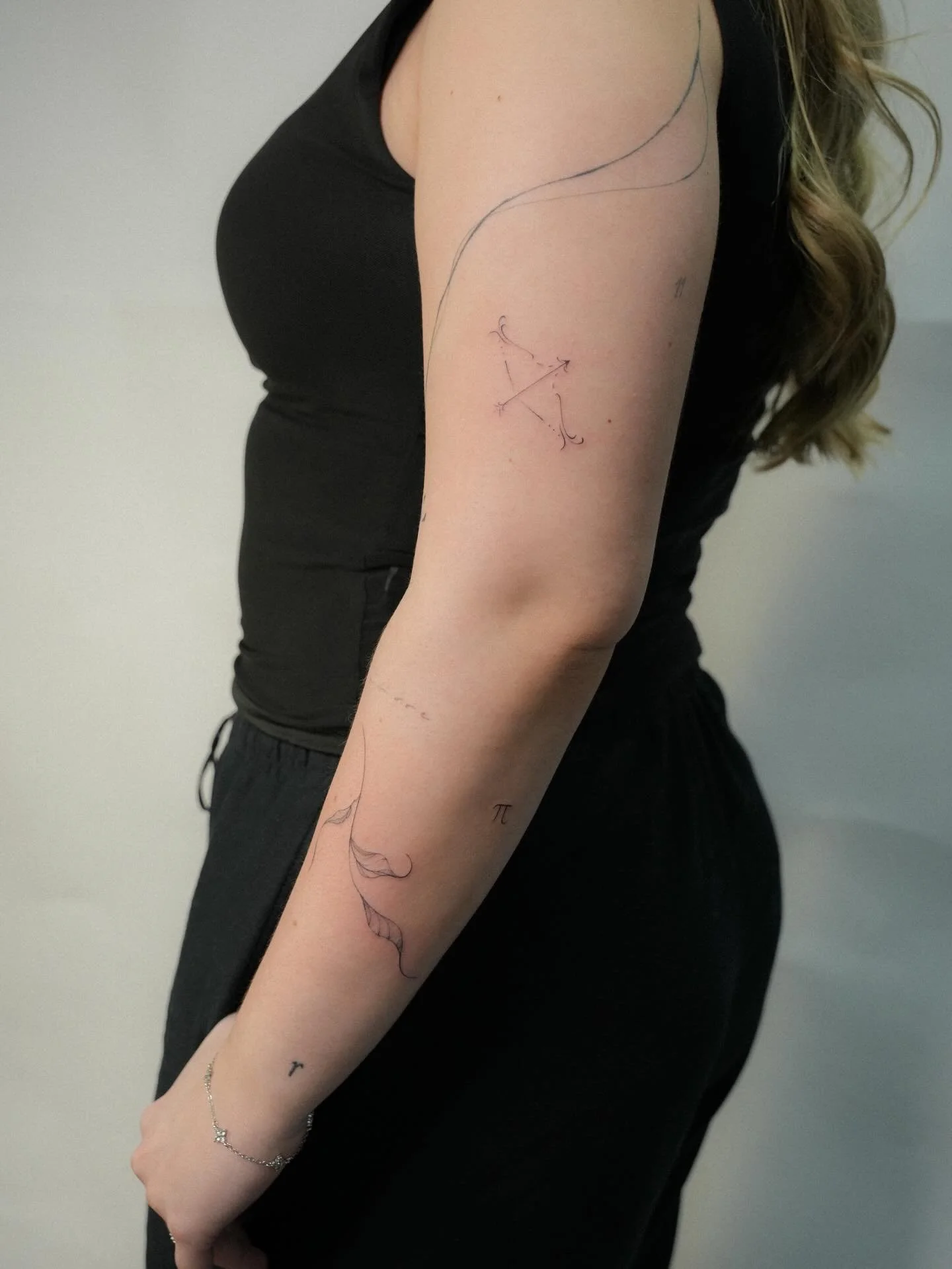 4 neue Tattoos f&uuml;r meine liebe Kundin P 💭💌 ps: wer kann zwei meiner verheilten Tattoos sehen? 🤌🏼

#tattoo #finelinetattoo #leaftattoo