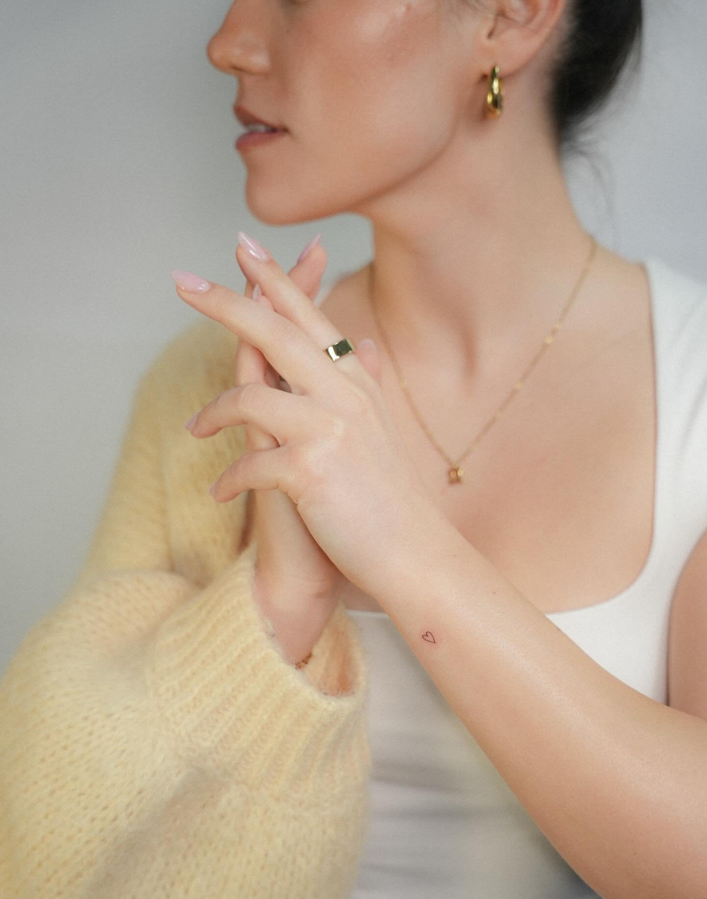 two new tiny tatts for @kim.siegmann 💌

#finelinetattoo #fineline #tattoo #tattookassel