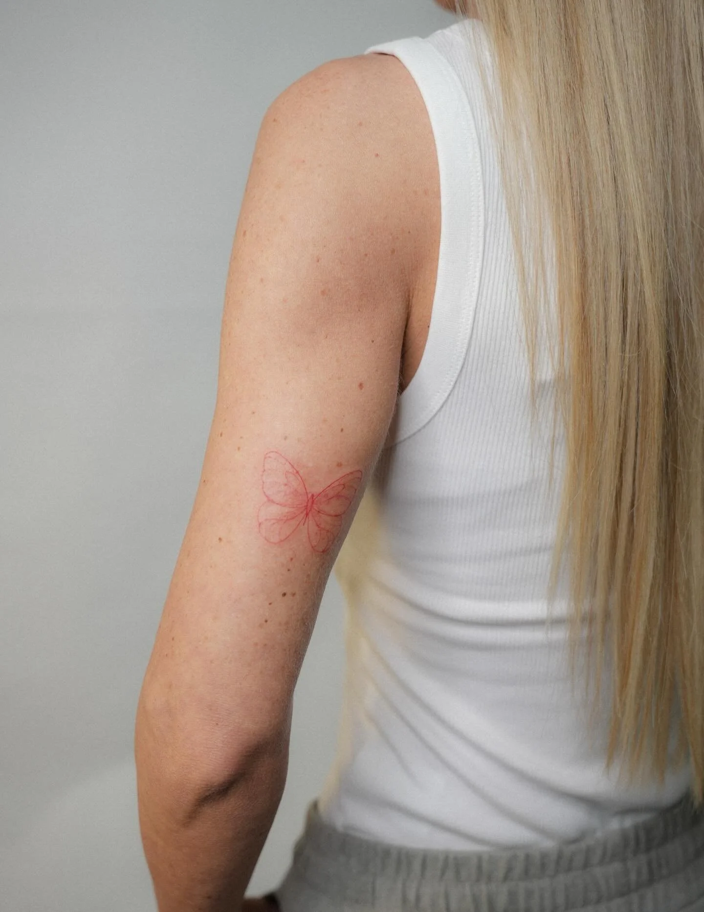 red butterfly 🦋 thank you for your trust again, dear S 💌

#fineline #finelinetattoo #tattookassel #redtattoo