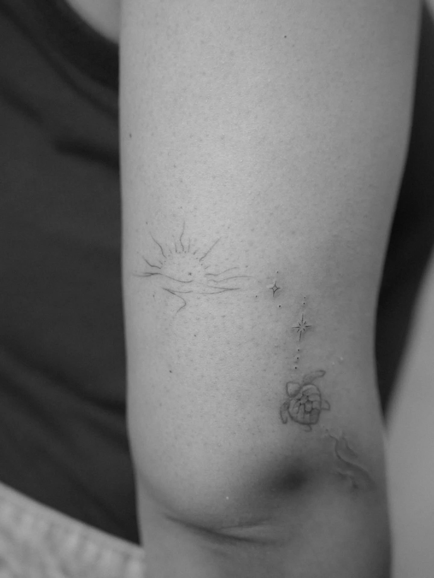 Perfekt verheiltes Sonnenornament bei meiner lieben Kundin 🤍 dazu haben wir noch ein paar kleine Details gesetzt und der kleinen Schildkr&ouml;te einen feinschliff gegeben. 

Danke dir f&uuml;r dein Vertrauen in mich! 🥹✨

#tattoo #finelinetattoo #t