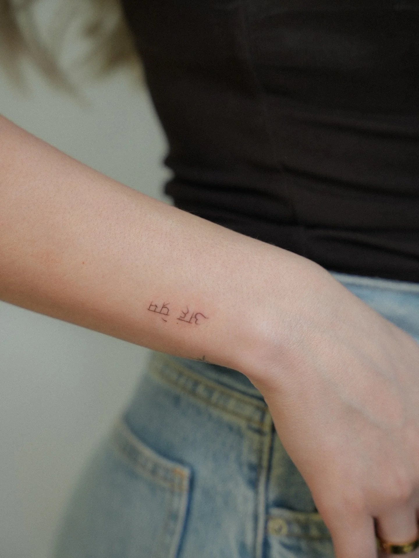 Aham prema 💭🤍 one of my favorites 🥹

#finelinetattoo #fineline #tattooidea #sanskrit #tattookassel