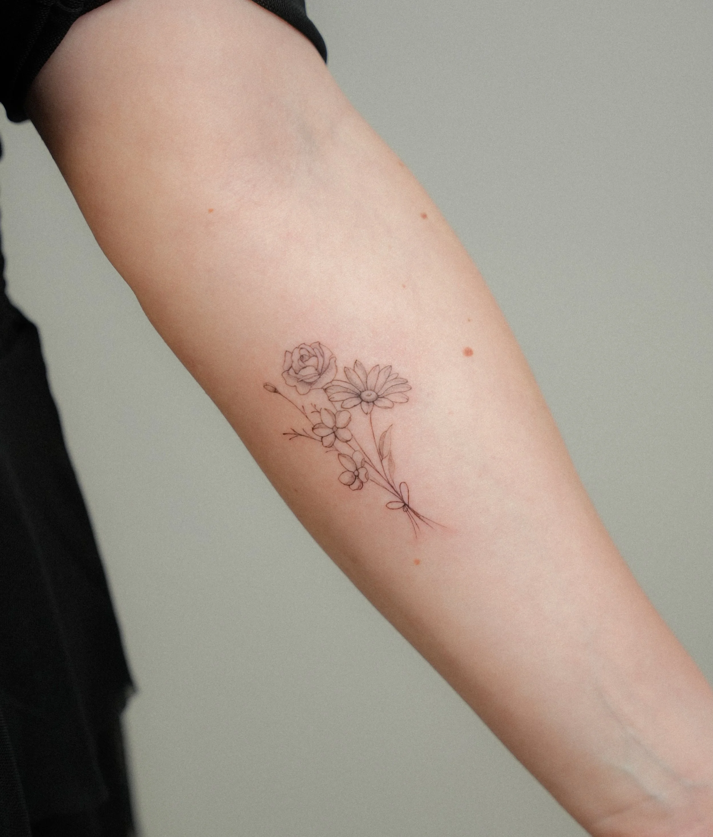 Eine wilden Blumenstrau&szlig; aus einer Rose, Vergiss-mein-nicht und G&auml;nsebl&uuml;mchen als Freundschaftstattoo 💭✨🌼

Danke, f&uuml;r euer Vertrauen 🤍

#finelinetattoo #tattookassel #flowertattoo #tattoo