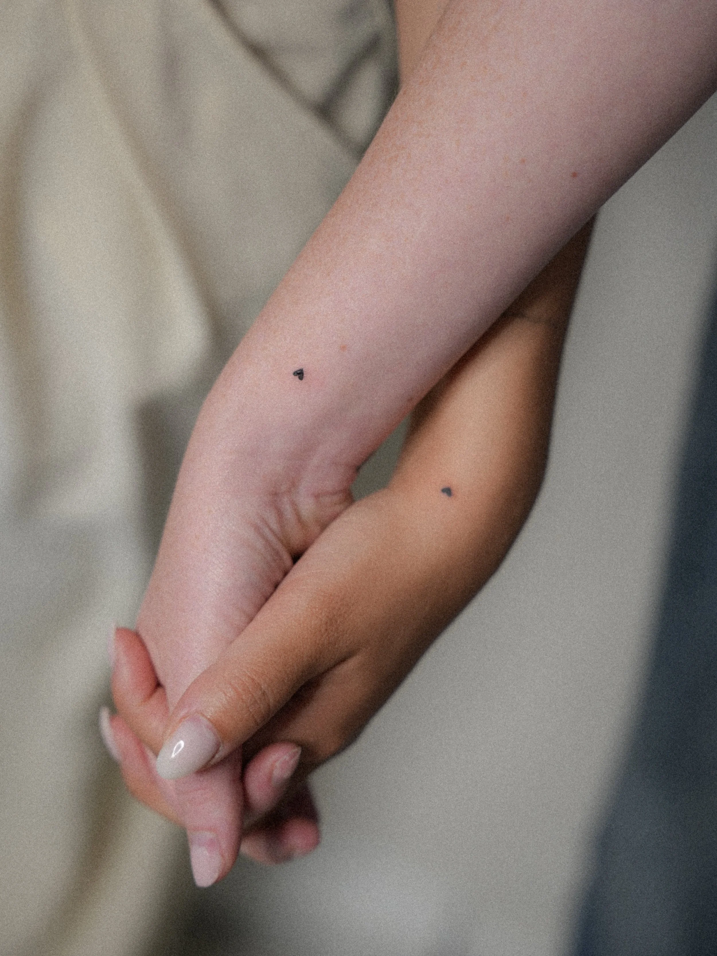Eine kleine Collection eurer liebsten Freckles Tattoos und ich liebe jedes einzelne davon 🤍🙂&zwj;↕️

#freckletattoos #tinytattoos #smalltattoos #friendshiptattoos #tattookassel