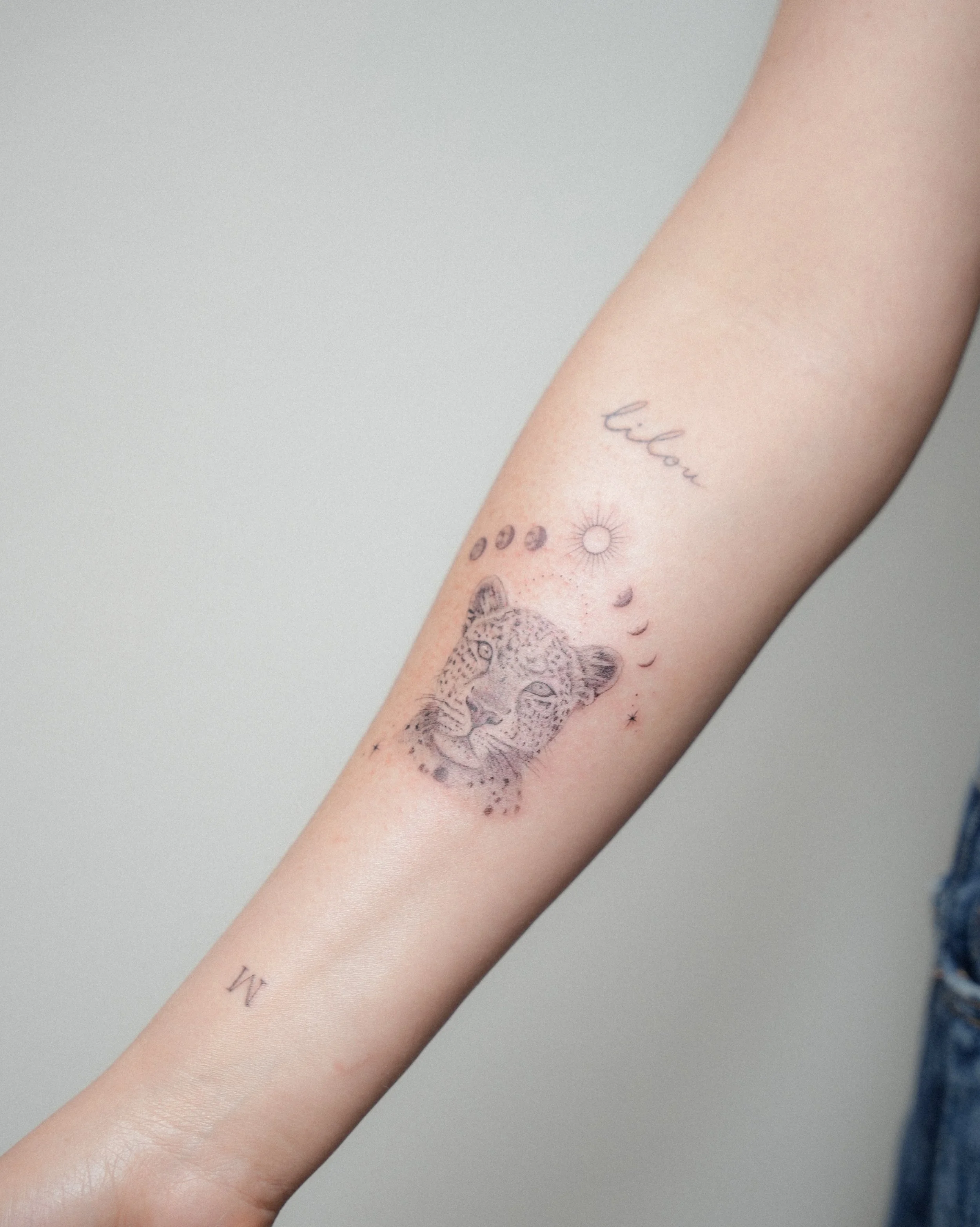 Ein Leopard f&uuml;r meine liebe Kundin 🐆
In das Motiv integriert sind die Mondphasen, die zum Zeitpunkt der Geburt ihrer Tochter am Himmel standen. Erg&auml;nzt wird das Design durch eine Sonne &ndash; und bald folgen unterhalb des Motives weitere 