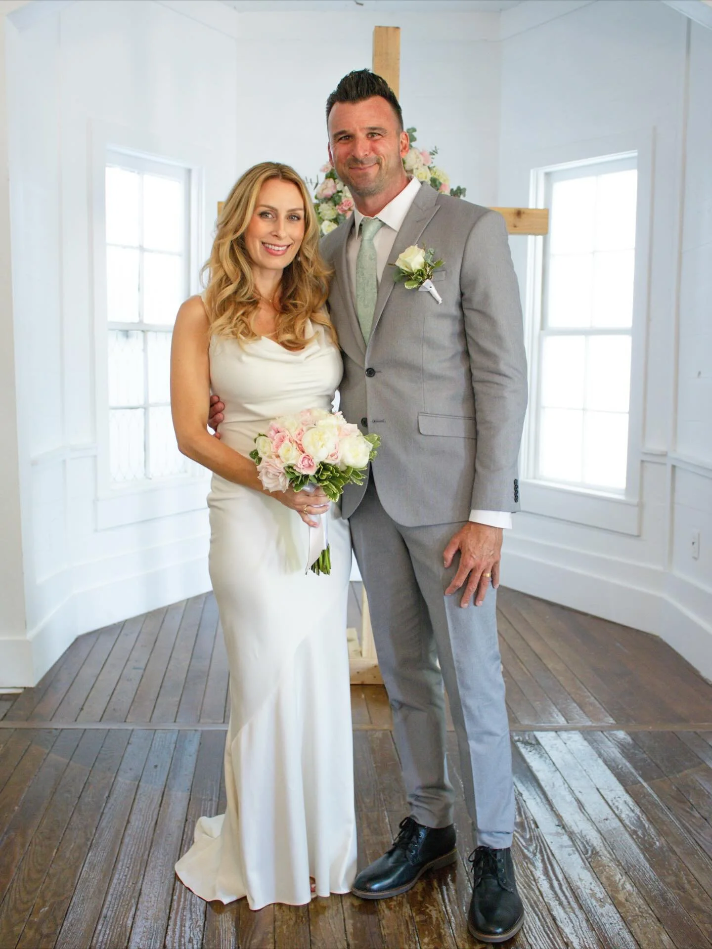 The lovely Jessica &amp; Nick 💕 A love story built &mdash; quite literally &mdash; by hand. Nick made this ceremony cross himself!

DIYers, what would you make for your wedding day? 💒🛠️