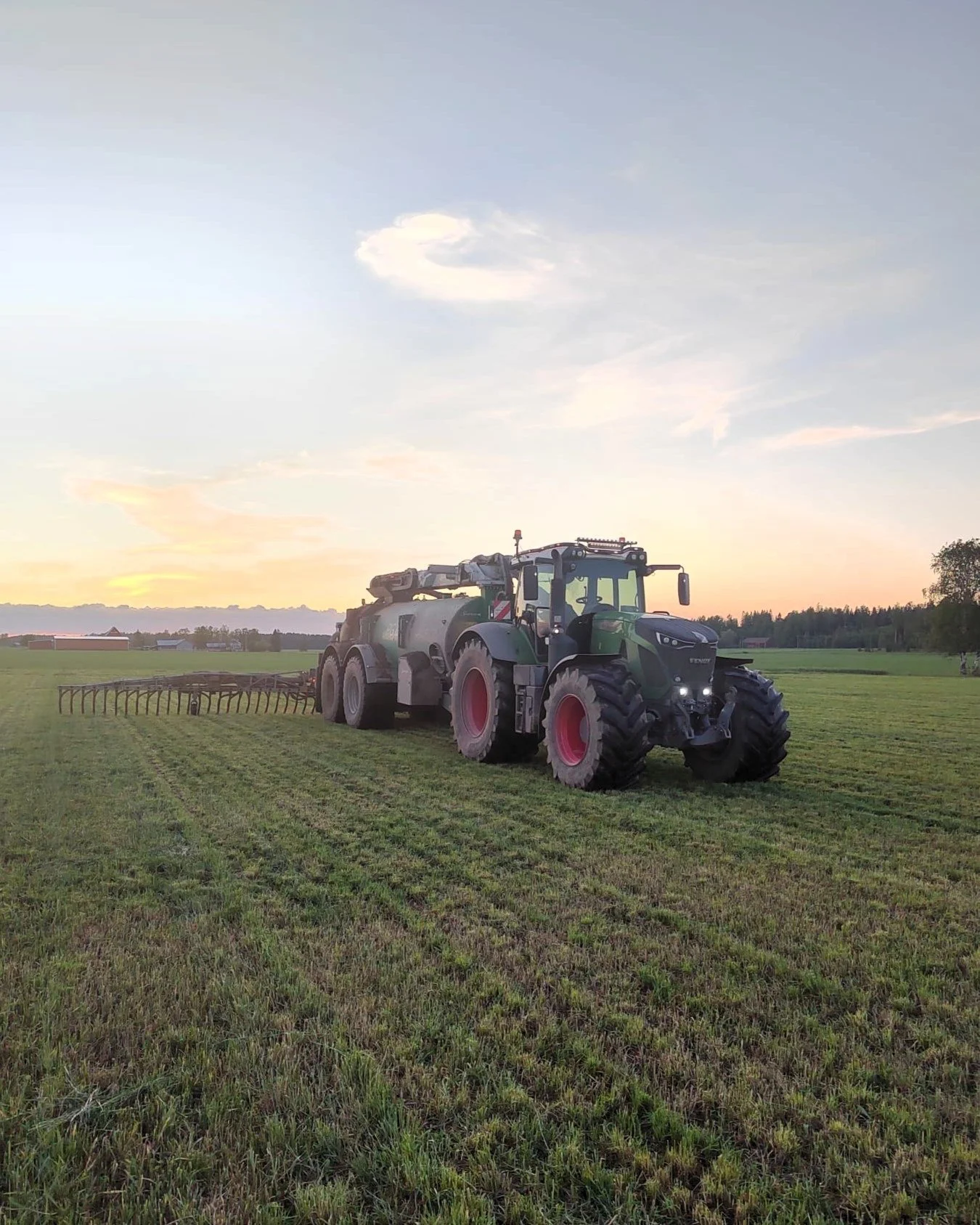 Lietteen levityksi&auml; tehd&auml;&auml;n kahdella kalustoyhdistelm&auml;ll&auml;.

🚜 Traktori + lietevaunu:

Tehokkaana veturina toimii Fendt 930, per&auml;ss&auml;&auml;n Samson 18m&sup3; lietevaunu ja levittimen&auml; 15m veitsimultain.

T&auml;