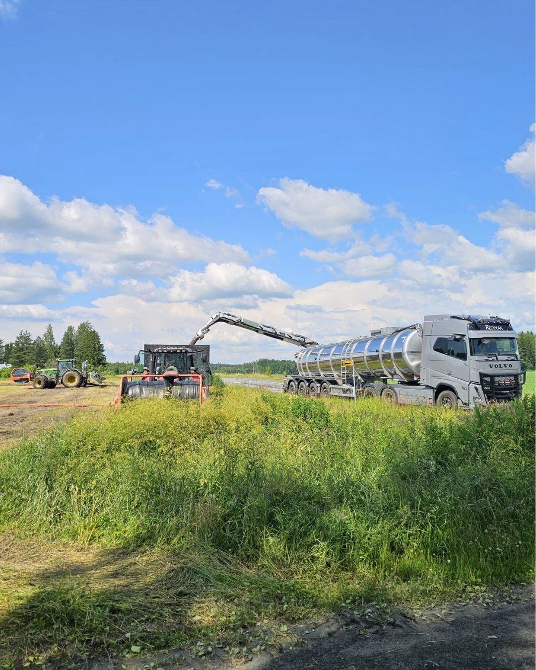 Sateiden j&auml;lkeen on taas saatu kalusto pellolle ja lietteen levitykset vauhtiin!

#recolanoy #peltolevitys #lietteenlevitys #lieteliikkuu #orgaaninenliete #lietekontti #vetoletkulevitys #lietteenkuljetus