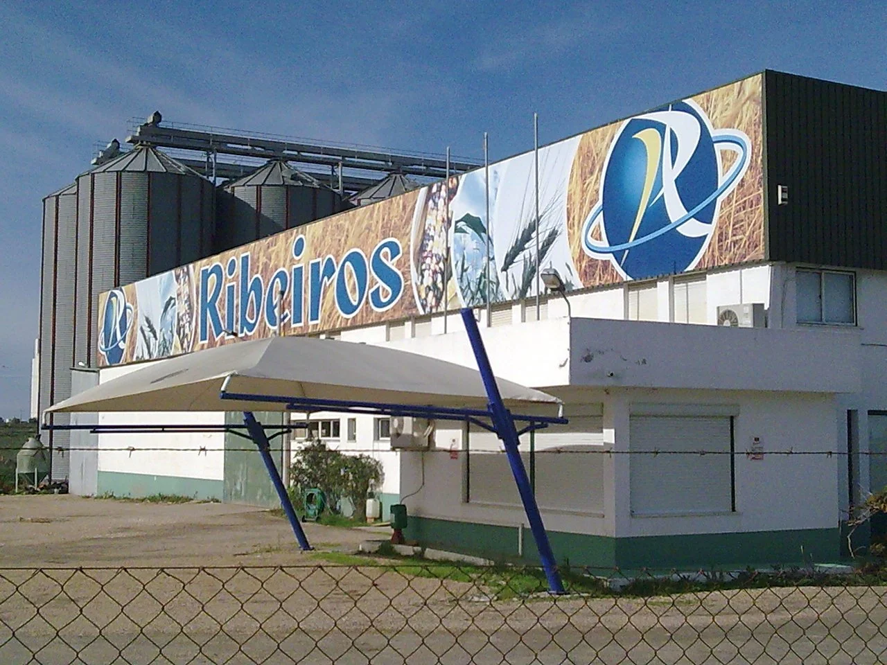 Tela tencionada em fachada - Ribeiros