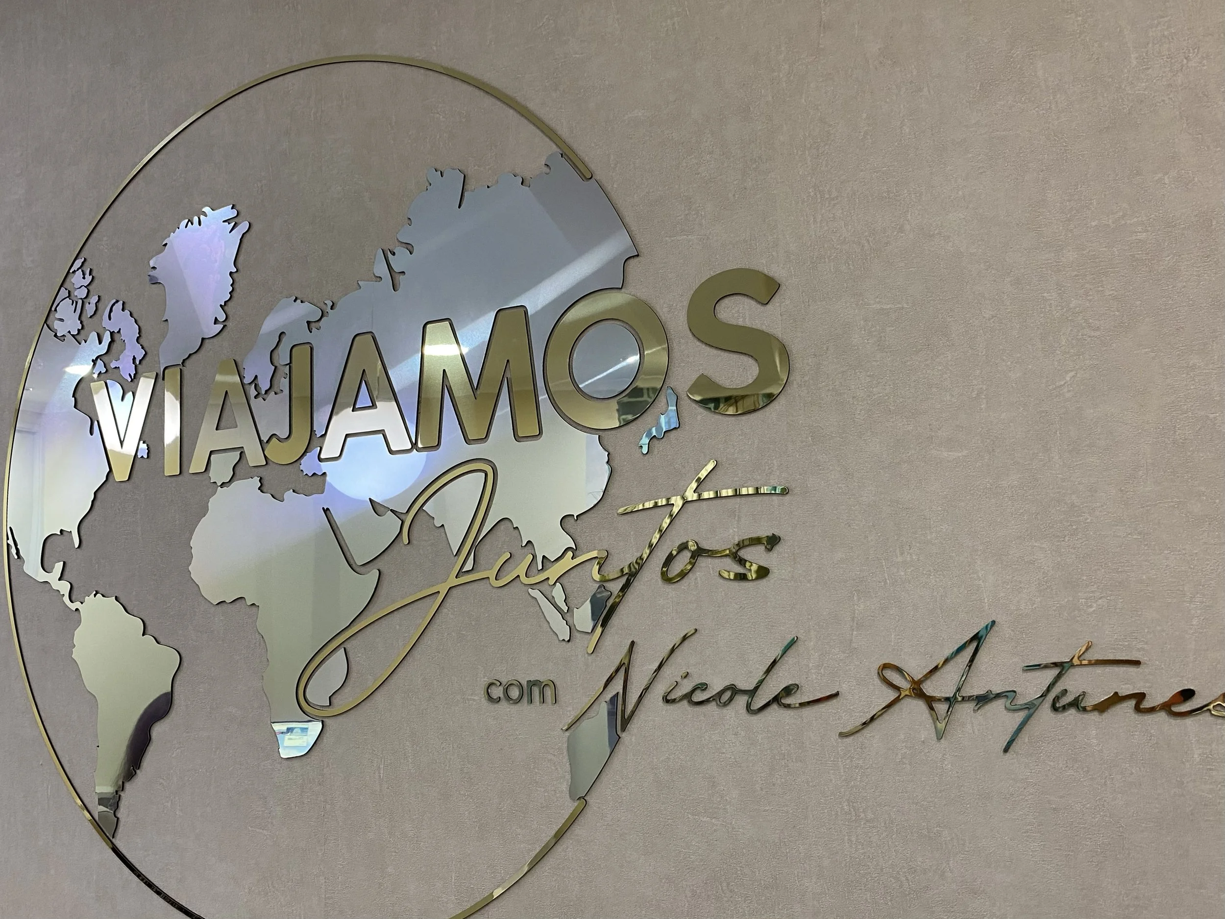 Logotipo Parede 3D em Alumínio Espelho - Ouro + Prata