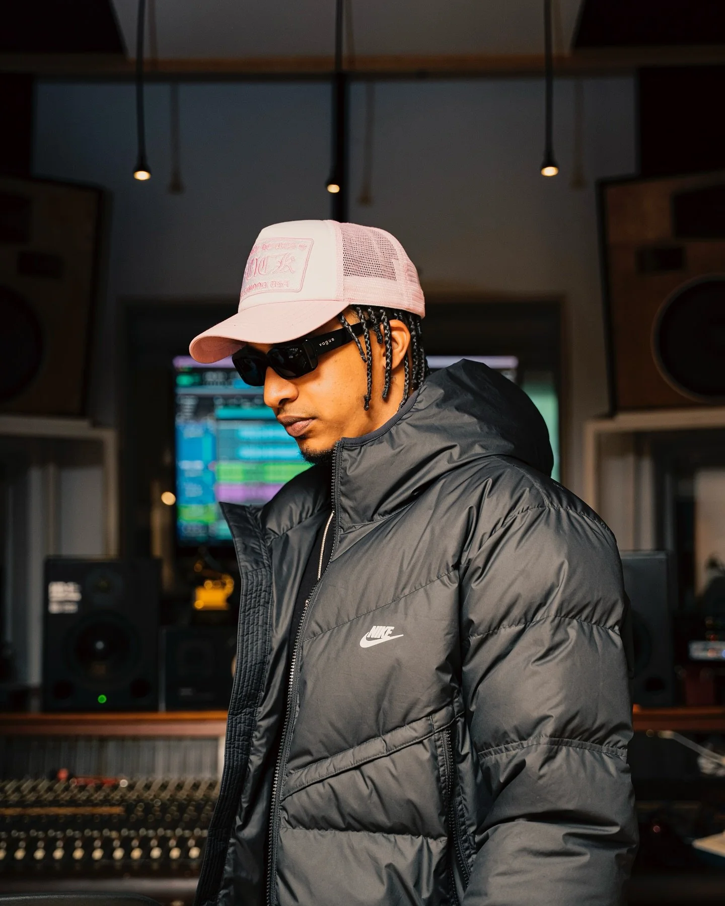 No huyas del peso; hazte m&aacute;s fuerte para cargarlo. 

&lsquo;MI PRIMERA M&rsquo; disponible ya! 💰🔂

📸 @am_visionn 
@laboveda @tiibu.erre