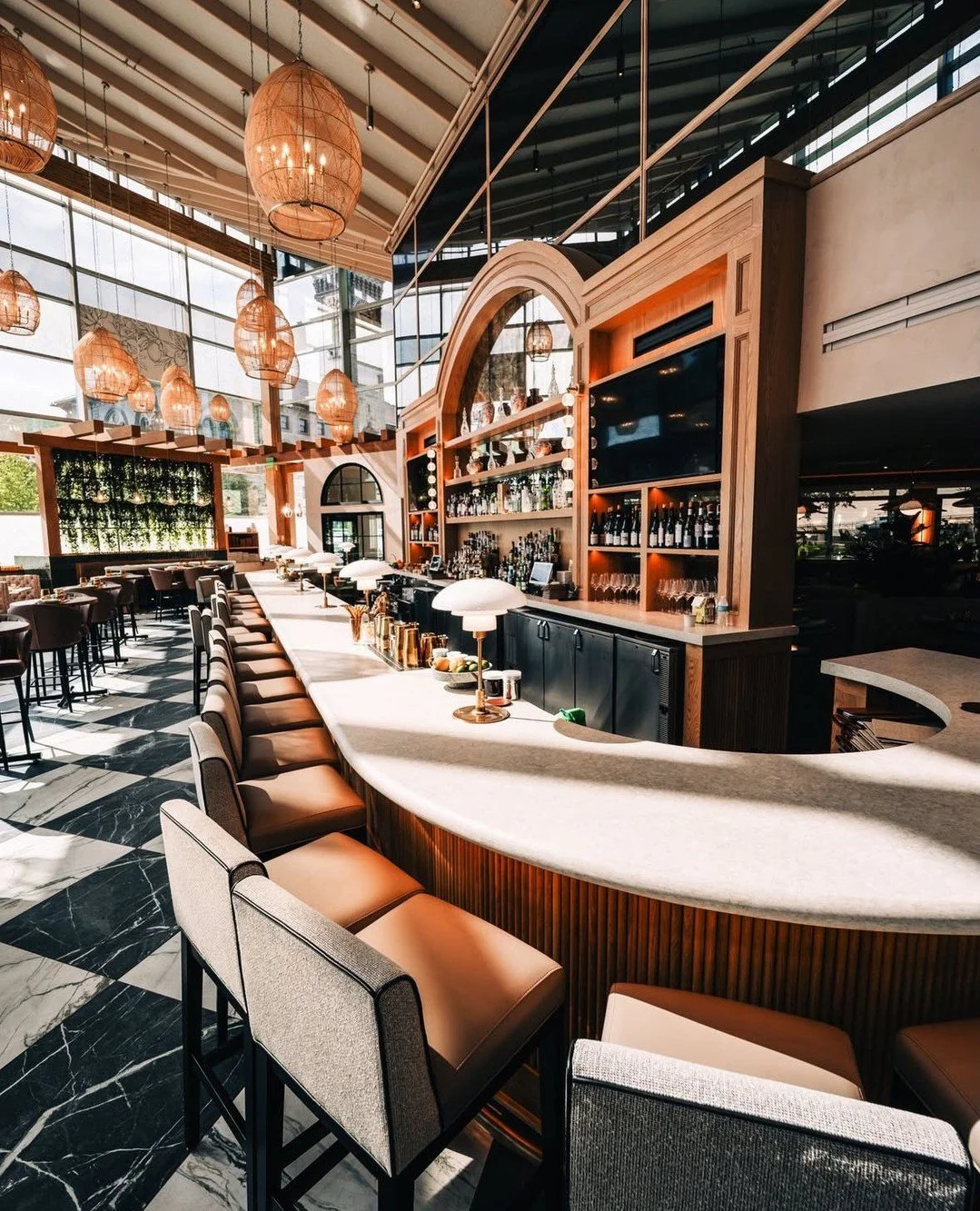 Paul Rochette (@sweetfxtry) captured all the light with these shots of Vivienne's huge wrap around bar&mdash;a place for an after-work cocktail and bite, a leisurely dinner, or one more round before the night ends. ⁠
⁠
Whether you're joining us for a