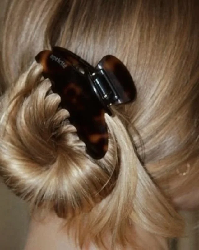 MONDAY BUNDAY

Looking for a fresh style to set the tone for the week? Blowouts available! 
Schedule a visit at Balayage Blonde Salon for your freshest hair yet! 

*
*
*
*
*
#saintpetesalon #bbsalonstpete #balayageblonde #Southtampasalon #blondespeci