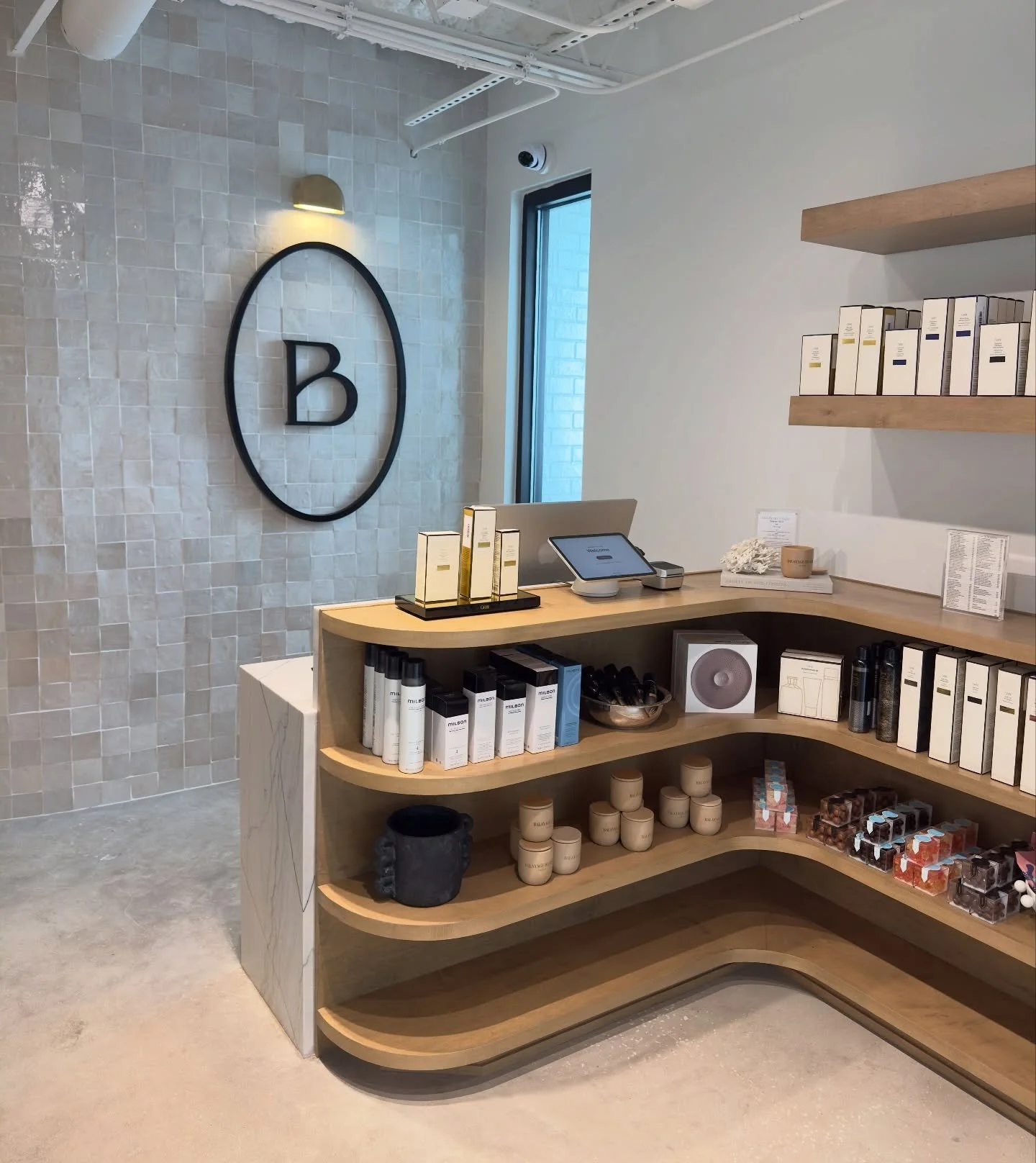 It&rsquo;s finally here! ✨ Our new salon is NOW open, and we&rsquo;re so excited to share this space with you! In honor of our opening we are having @_theblondebrew pop up at our new salon location tomorrow, 12/31 9am-12pm, AND a there will be a give