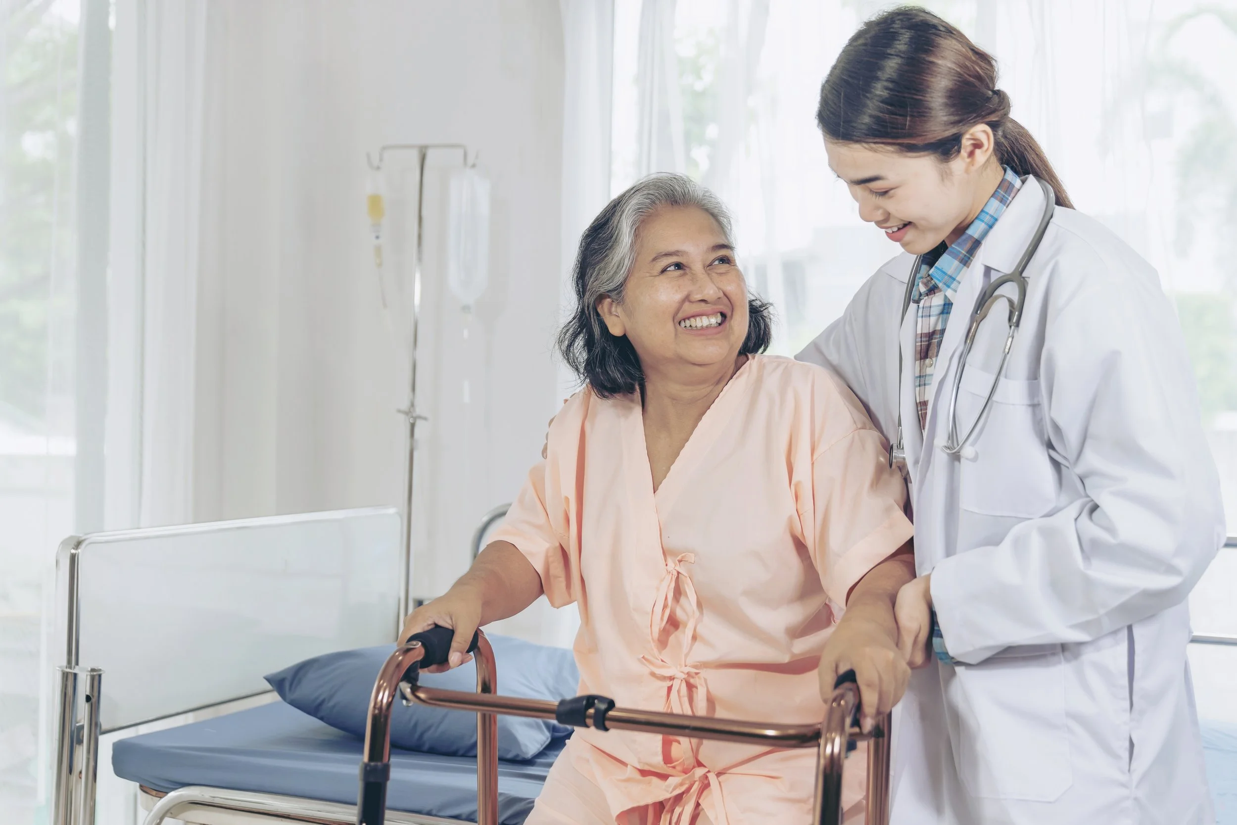 Is It Time to Hire a Caregiver? 5 Essential Signs You Shouldn’t Ignore