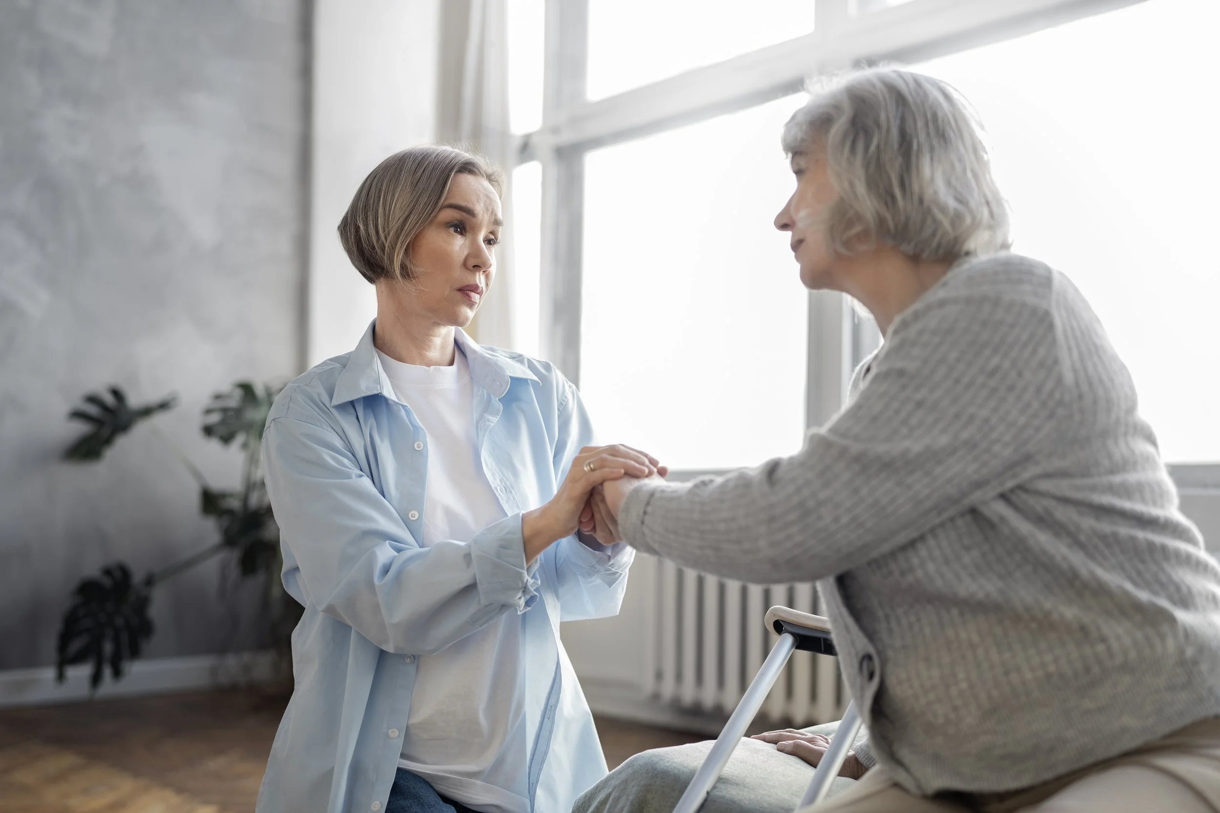 Effective Communication Tips for Alzheimer’s Patients: A Caregiver’s Guide