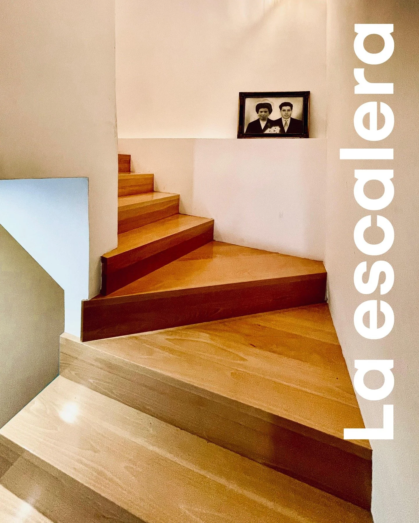 🪜 LA ESCALERA: &iquest;Obst&aacute;culo o eje vertebrador?
En arquitectura, la escalera es mucho m&aacute;s que un elemento de paso; es el coraz&oacute;n de la casa. Es el eje que organiza el espacio, distribuye la luz y conecta los diferentes ritmo