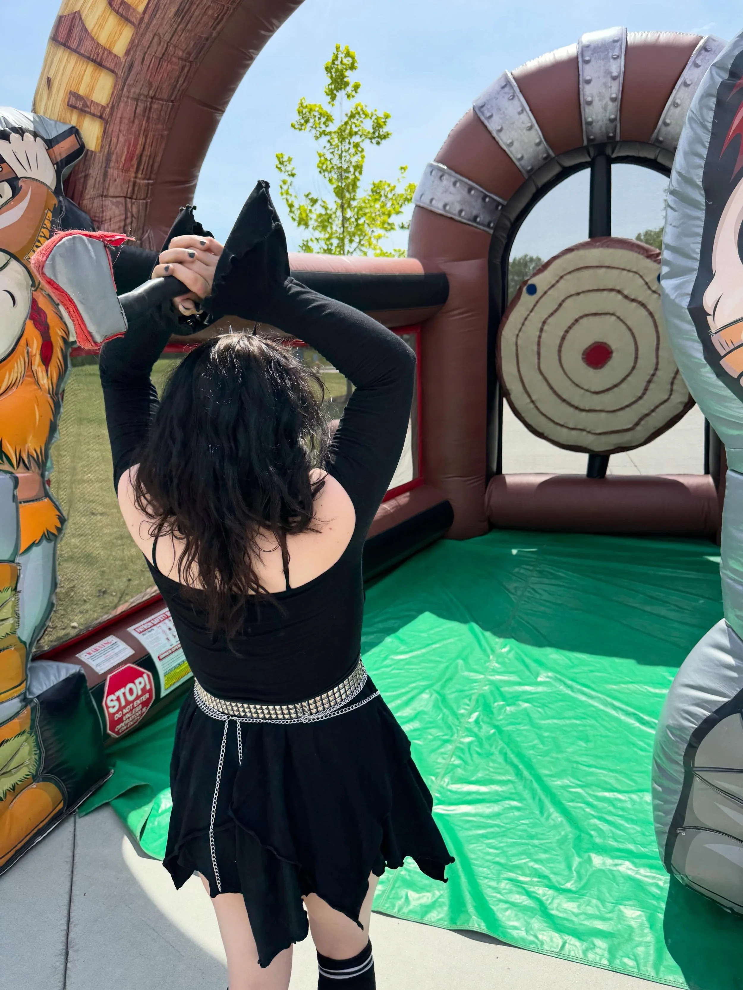Thank you @walts.waltz for inviting me to face paint at your Ren Faire!! It was super fun (and very busy lol). And thanks to all my besties who showed up to support me and hang out!!! 🩷 ily!!! #gvlartists #savvyart #facepainting #renfaire #queerarti