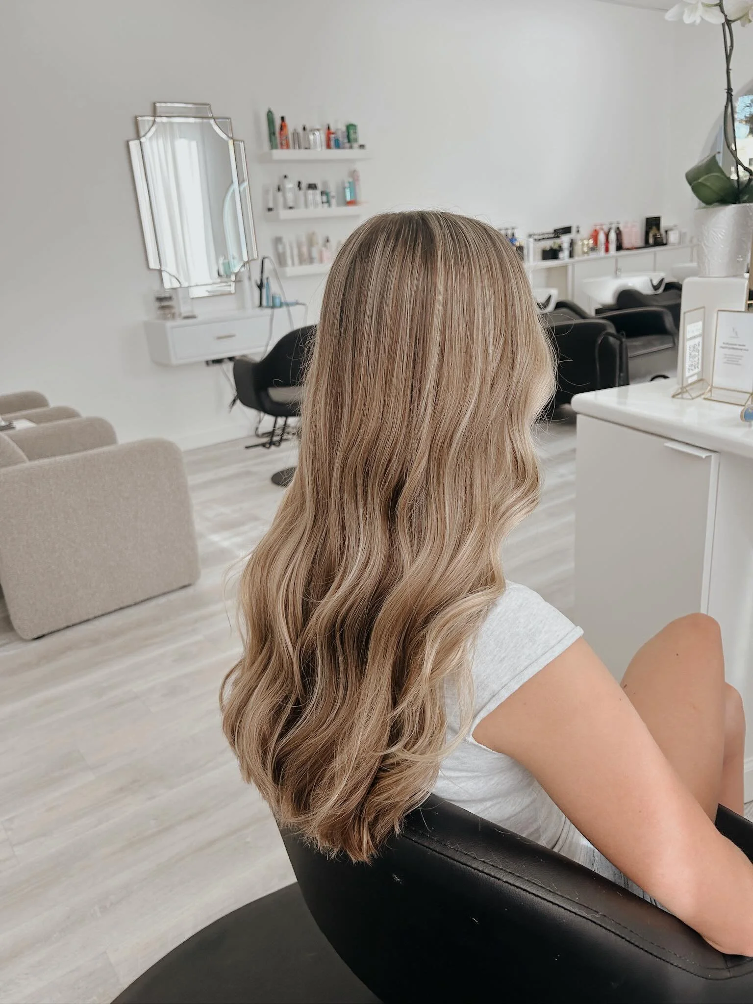 A dimensional color and cut just in time for summer. ☀️🤍

Stylist: @clarissanicolehair