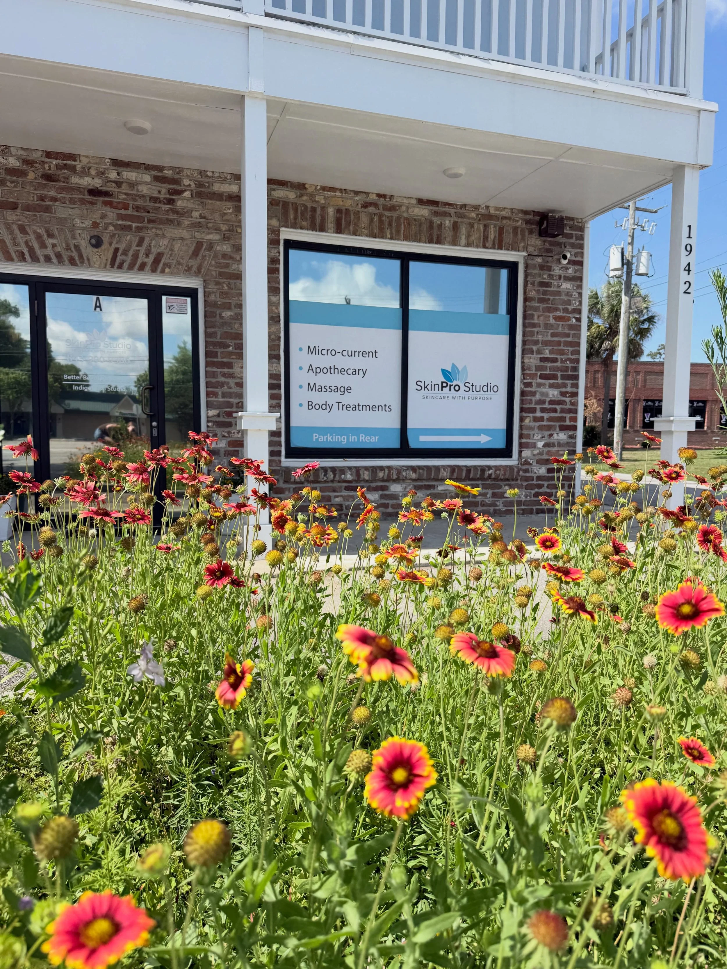 Our urban meadow is blooming and we&rsquo;re now offering appointments until 7pm on Tuesdays and Thursdays
&bull;
Book your facial or massage and visit us on Sam Rittenberg Blvd in West Ashley 🩵
🗓️ https://www.skinprostudio.com
&bull;
#cleanbeauty 