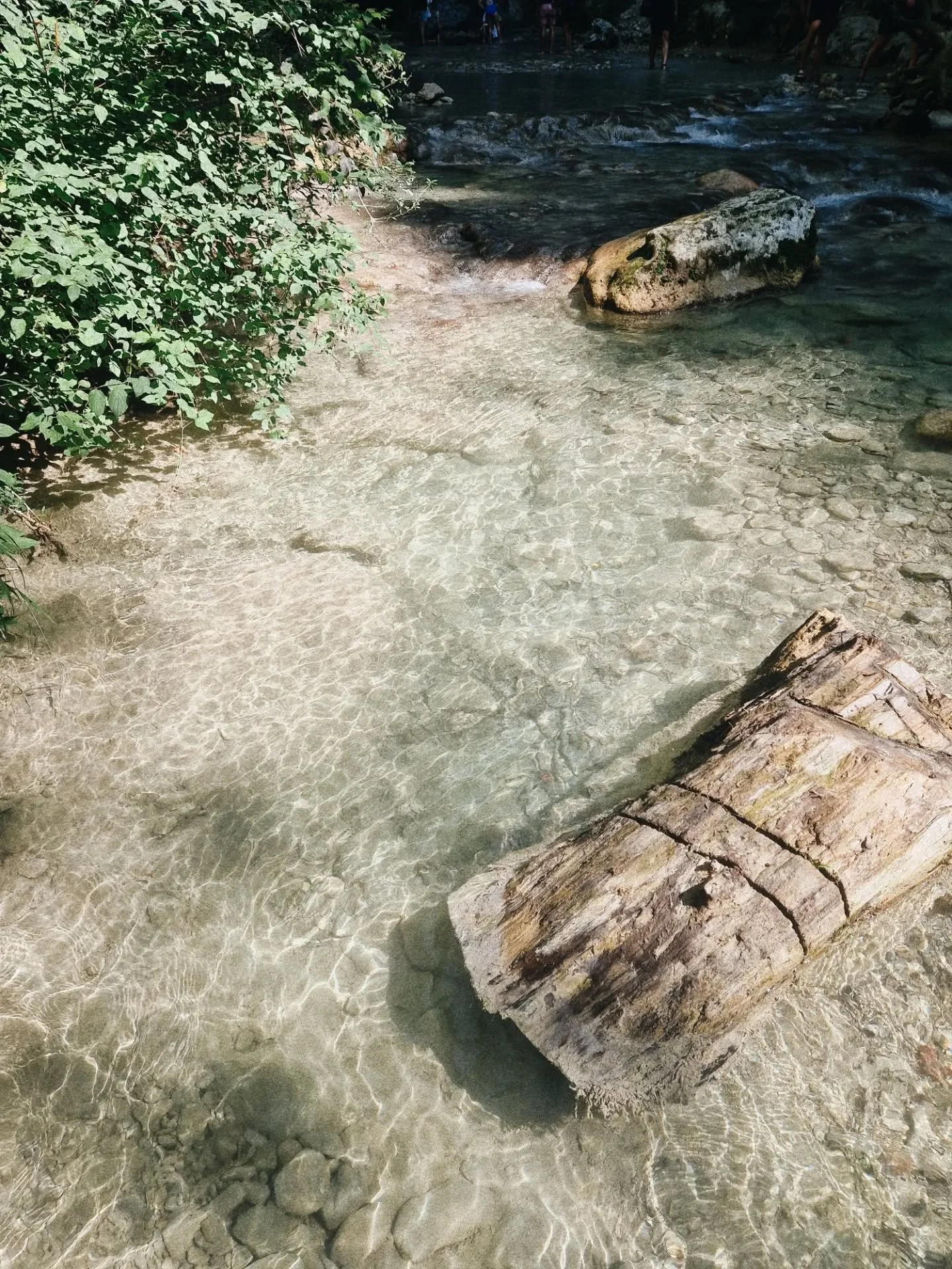 ⛰️☀️&nbsp;Un &eacute;t&eacute; en vrac

1- les pieds &agrave; la fra&icirc;che
2- travailler en douceur
3- la team @ateliers.manana en after🍹
4- canicule au bureau 🫠
5- s'occuper dans les bouchons&nbsp;poke @collectives.mtp
6- pause marseillaise 
7