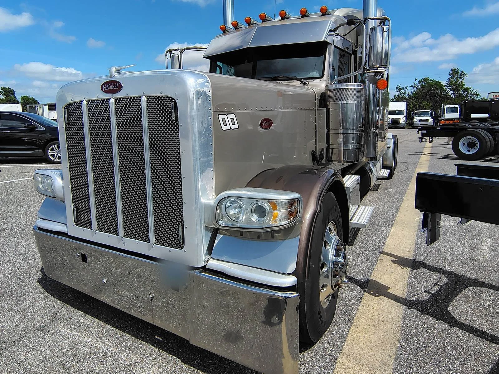 peterbilt_389_champagne.jpg