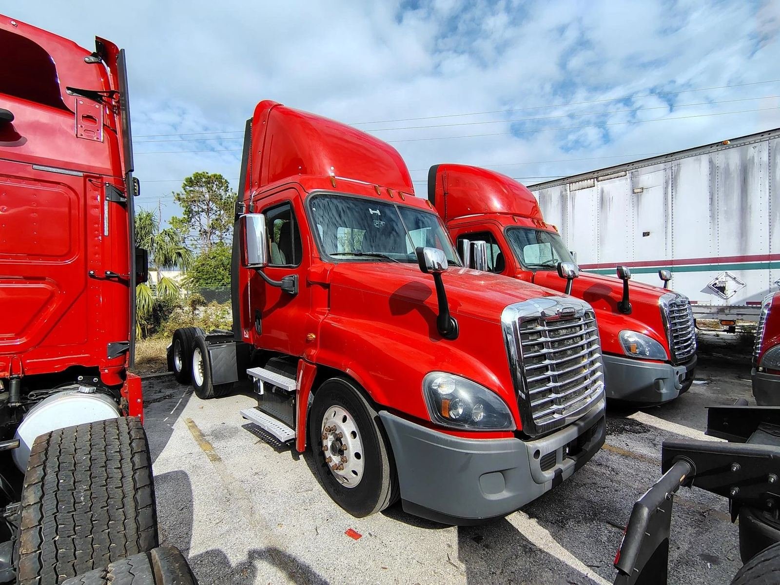 freightliner_cascadia_red_daycab.jpg