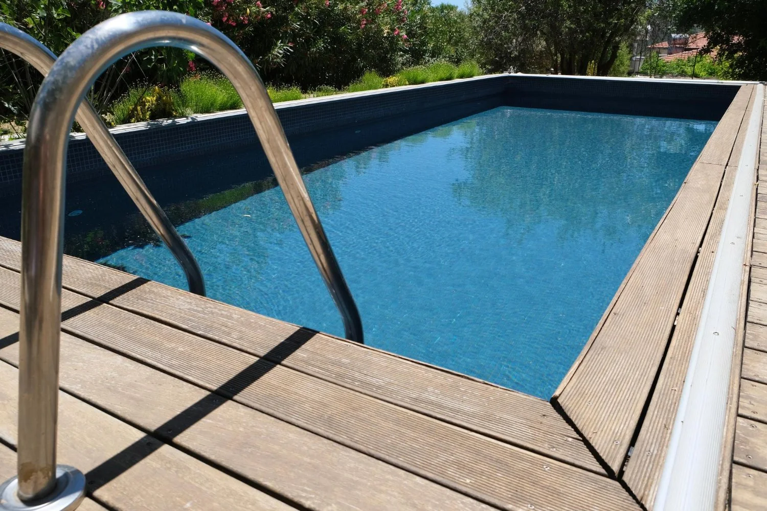 What to Expect from a Pool Cleaning Professional in Cold Weather