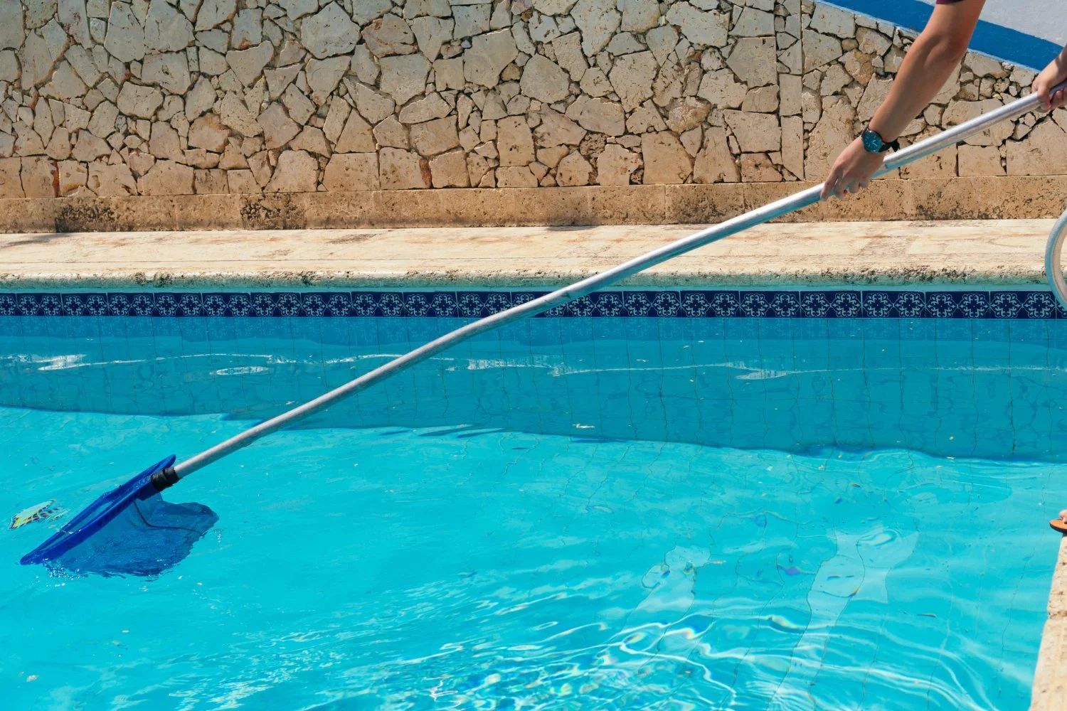 Weekly Pool Cleaning Cost in Conroe: DIY Chemicals vs. Pro Service