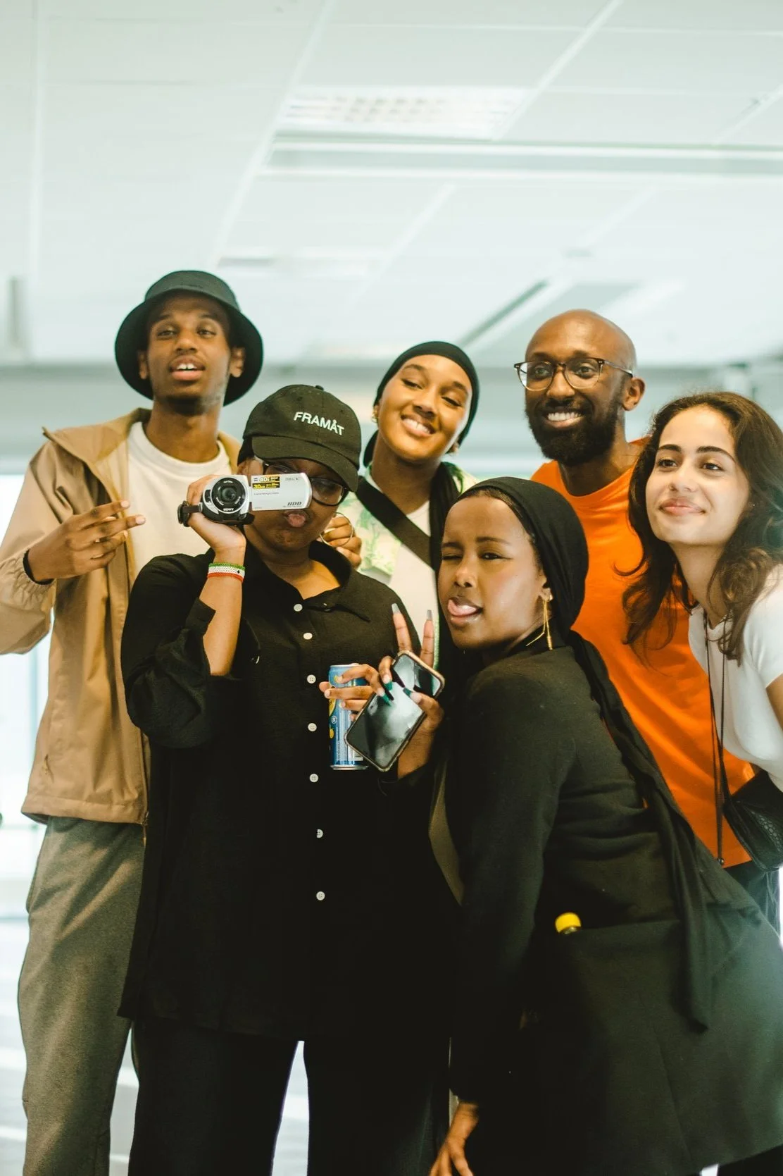 Grupp av sex unga vuxna som poserar för ett foto i Changers Hub Kista