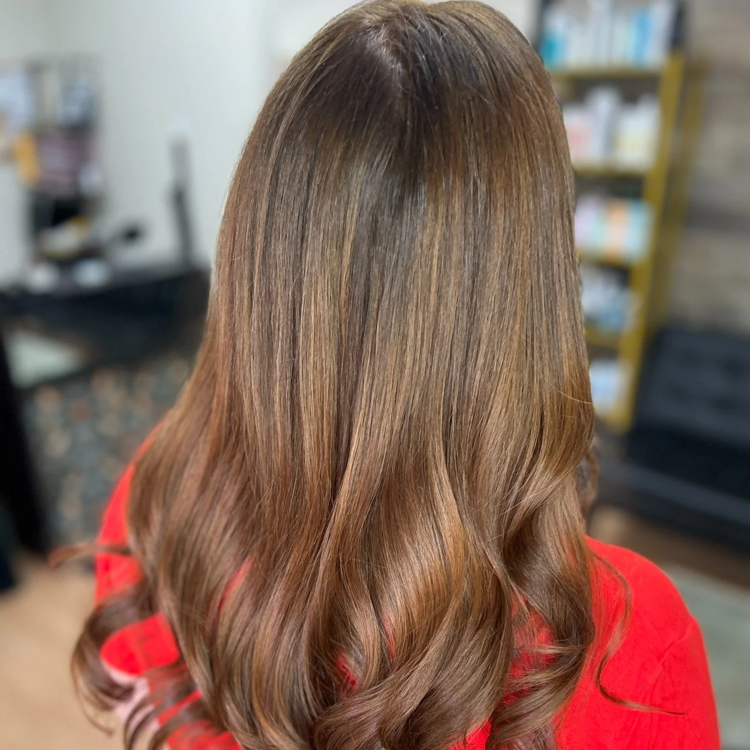 Think coloring your grays means carving out hours at the salon?
Not here.

At 39 Greenvale, we specialize in 10-minute color that gives you the polished, rich tone you want &mdash; without hijacking your day.

✨ In. Colored. Done. ✨

Quick doesn&rsqu