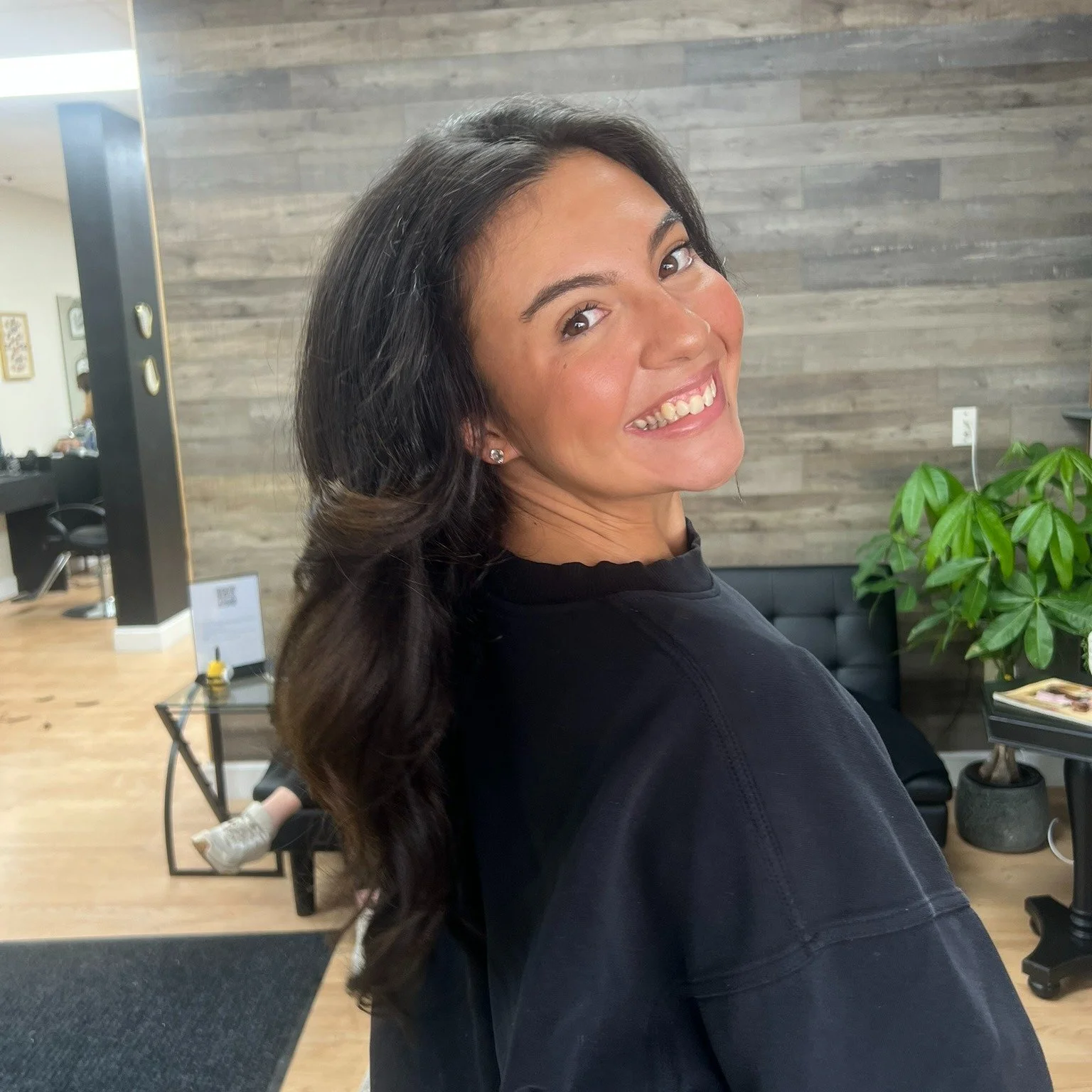 &ldquo;She covered my grays in less time than it takes to order Starbucks.&rdquo;
&ndash; Real words from one of our busy, beautiful regulars 🙌

If you&rsquo;ve been pushing off your color refresh because you &ldquo;don&rsquo;t have time&rdquo; &mda