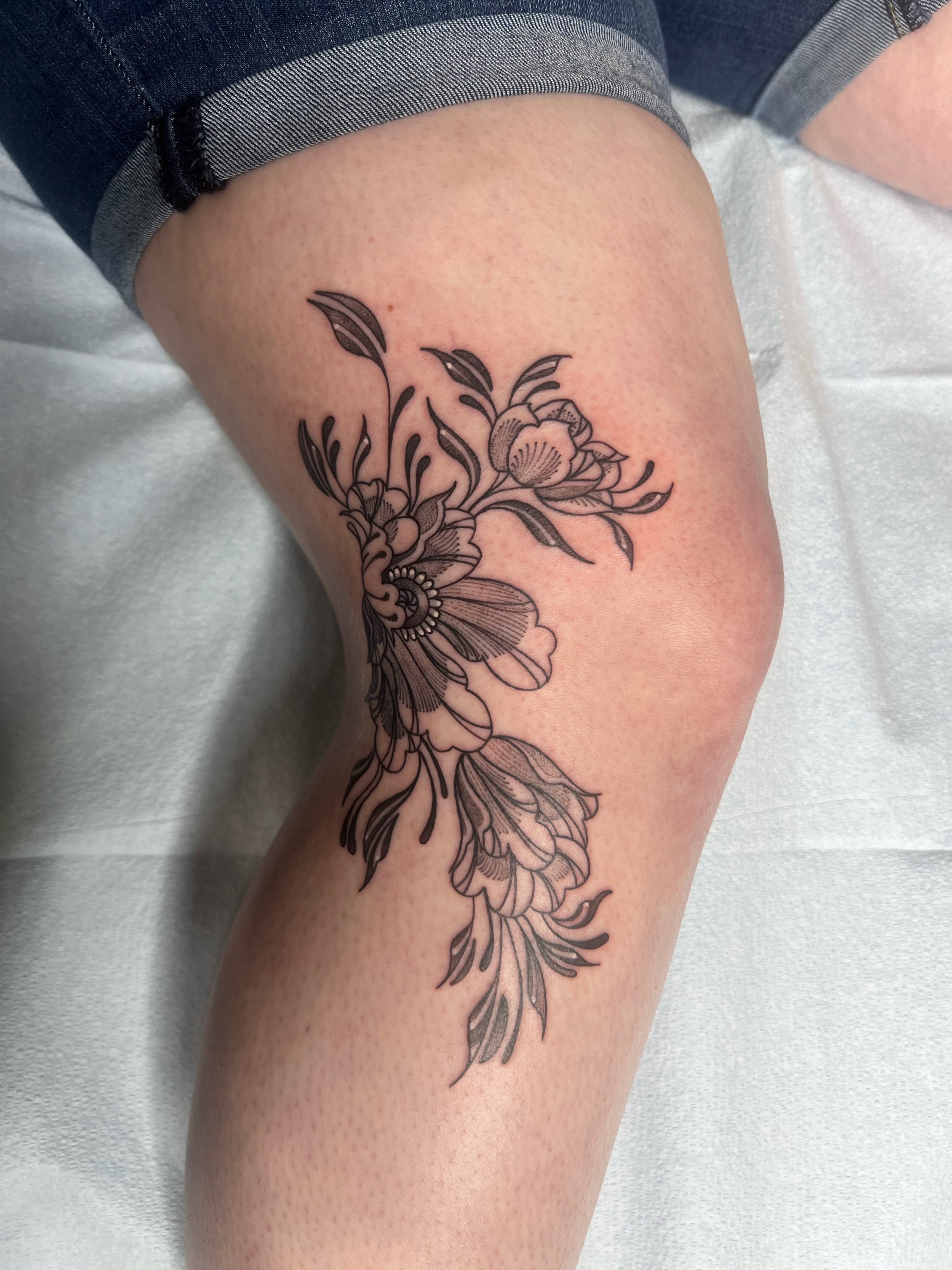 floralkneetattoo.jpeg