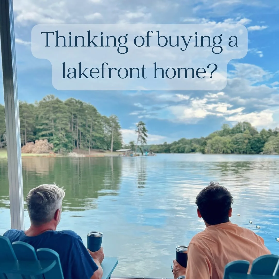 💧 𝐃𝐫𝐞𝐚𝐦𝐢𝐧𝐠 𝐨𝐟 𝐥𝐚𝐤𝐞𝐟𝐫𝐨𝐧𝐭 𝐥𝐢𝐯𝐢𝐧𝐠? Before you fall in love with that perfect dock and sunset view, there are a few must-knows every Lake Lanier buyer should have in their back pocket
👉🏼 𝐒𝐰𝐢𝐩𝐞 𝐟𝐨𝐫 𝐚 𝐪𝐮𝐢𝐜𝐤 𝐥𝐚𝐤