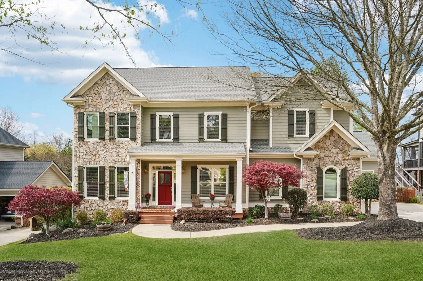 𝗝𝗨𝗦𝗧 𝗟𝗜𝗦𝗧𝗘𝗗 &mdash; 𝗧𝗵𝗿𝗲𝗲 𝗖𝗵𝗶𝗺𝗻𝗲𝘆𝘀 𝗙𝗮𝗿𝗺
Come tour 3525 Horizon Court in one of South Forsyth&rsquo;s most sought-after communities.

This pristine 3 car garage home features a bright, open floor plan with hardwoods througho