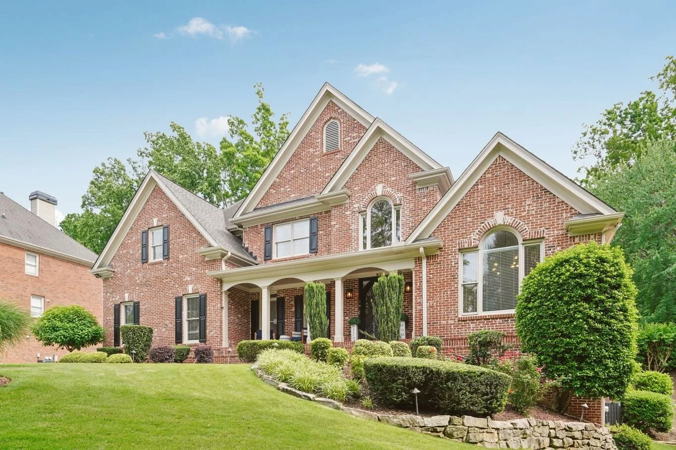 𝗝𝗨𝗦𝗧 𝗟𝗜𝗦𝗧𝗘𝗗 &mdash; 𝟰𝟯𝟮𝟱 𝗪𝗼𝗼𝗱𝘄𝗮𝗿𝗱 𝗪𝗮𝘆, 𝗖𝘂𝗺𝗺𝗶𝗻𝗴
An extensively upgraded luxury home tucked away on a private cul-de-sac in the highly sought-after Three Chimneys Farm &mdash; where elevated design, smart living, and exc