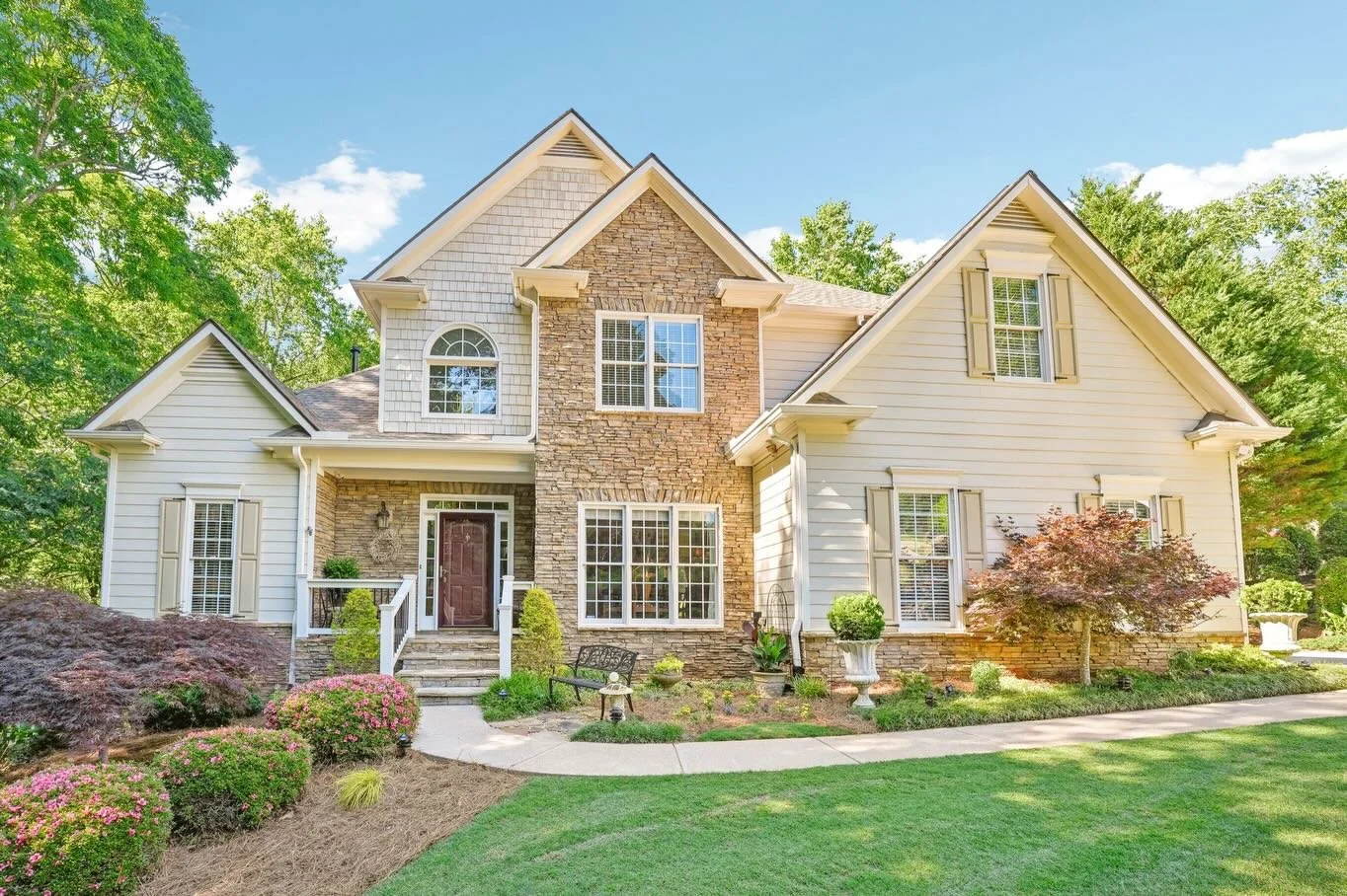 𝗝𝗨𝗦𝗧 𝗟𝗜𝗦𝗧𝗘𝗗 &mdash; experience refined living at 𝟲𝟬𝟮𝟱 𝗣𝗿𝗶𝗻𝗰𝗲𝘁𝗼𝗻 𝗧𝗿𝗮𝗰𝗲 in Cumming. Situated on a picturesque 1-acre homesite in Princeton Square, this beautifully upgraded 5-bedroom, 3.5-bath residence offers a seamless ble