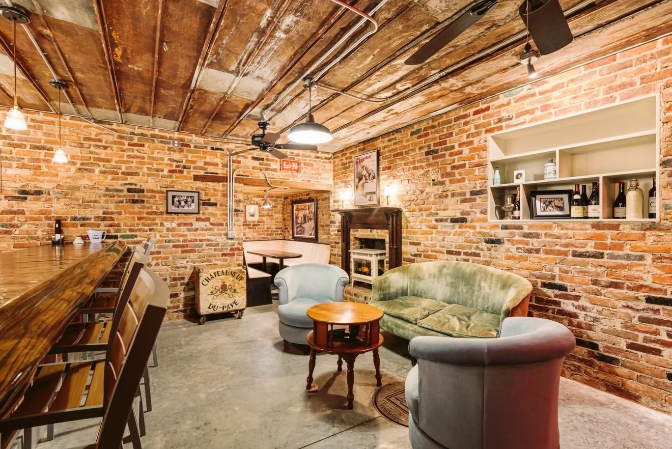 A hidden retreat designed for unforgettable evenings 🍸

Tucked beneath the detached garage at our 𝟱𝟮𝟳 𝗠𝗮𝗶𝗻 𝗦𝘁𝗿𝗲𝗲𝘁 listing is a private speakeasy unlike anything you expect to find in a residential home. Thoughtfully designed for elevate