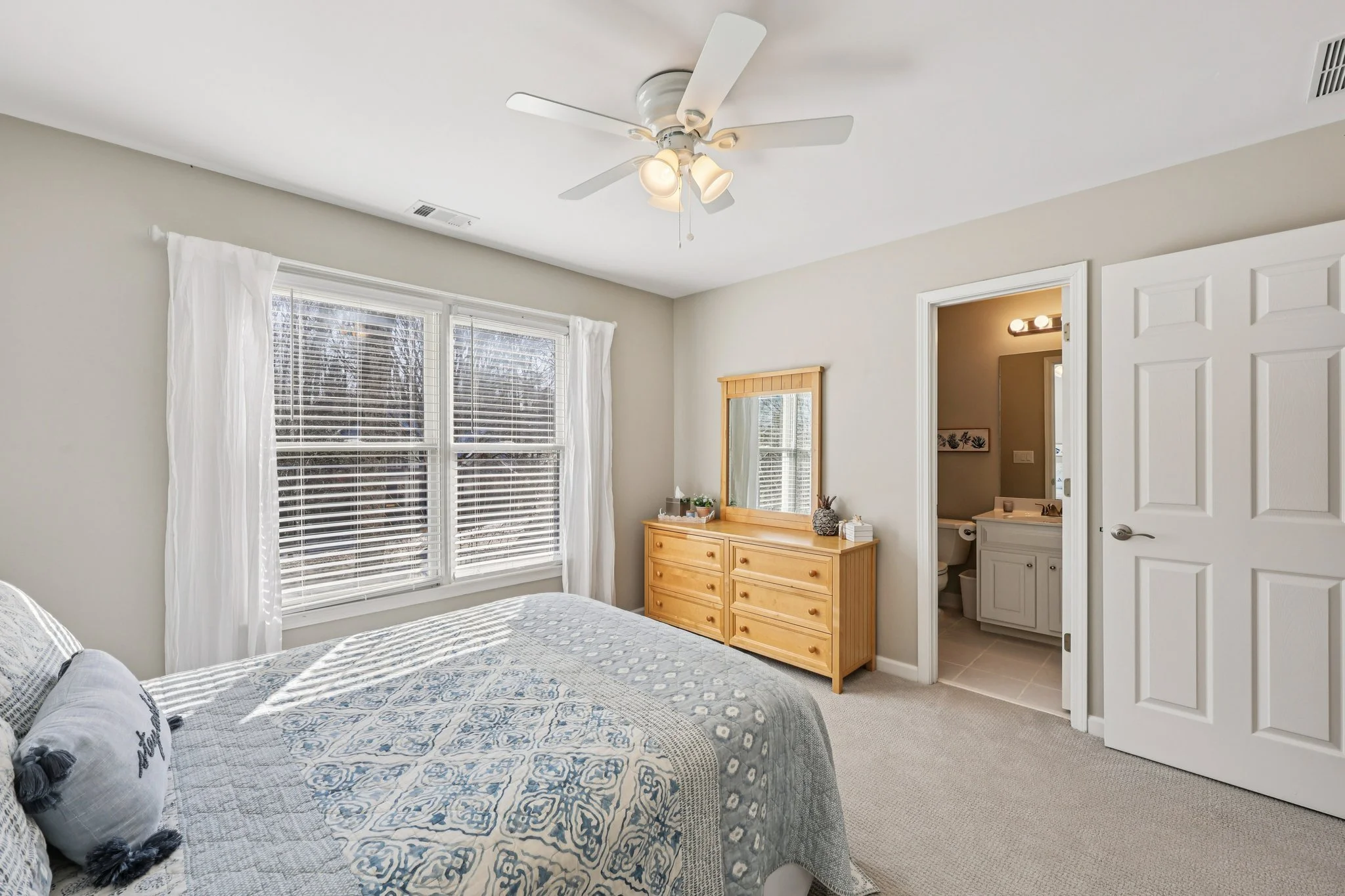 37-web-or-mls-Grand Ave-S2901-035.jpg