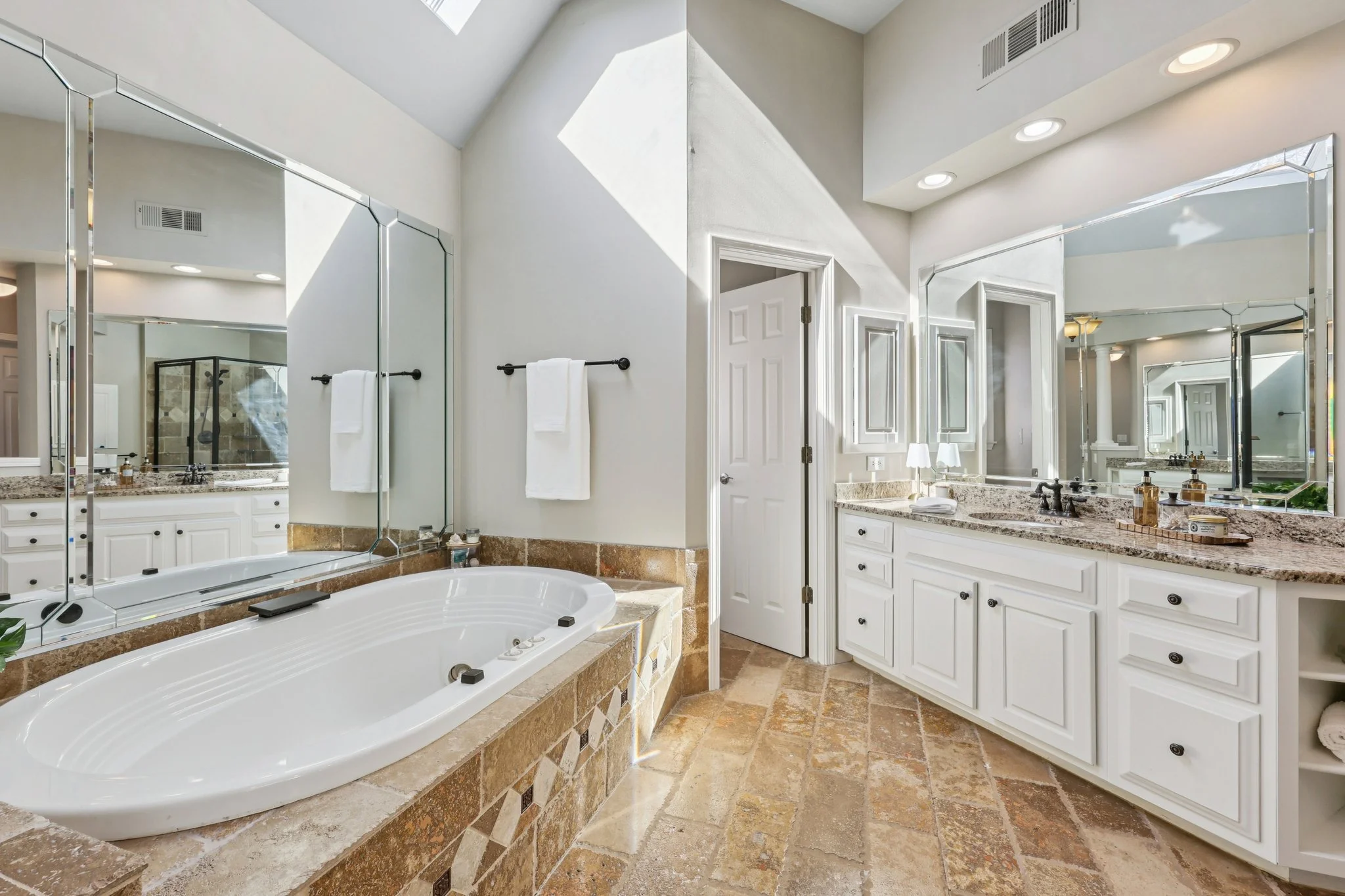 48-web-or-mls-Grand Ave-S2901-046.jpg