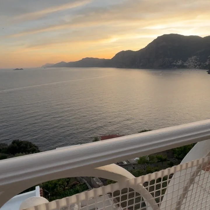 An Italian gem we love 🇮🇹 

Up above the cliffs of Praiano, @tramontodorohotel is where every sunset feels painted just for you. Beautiful blues and whites set the scene for Mediterranean charm, blending effortlessly with the hotel&rsquo;s colorful