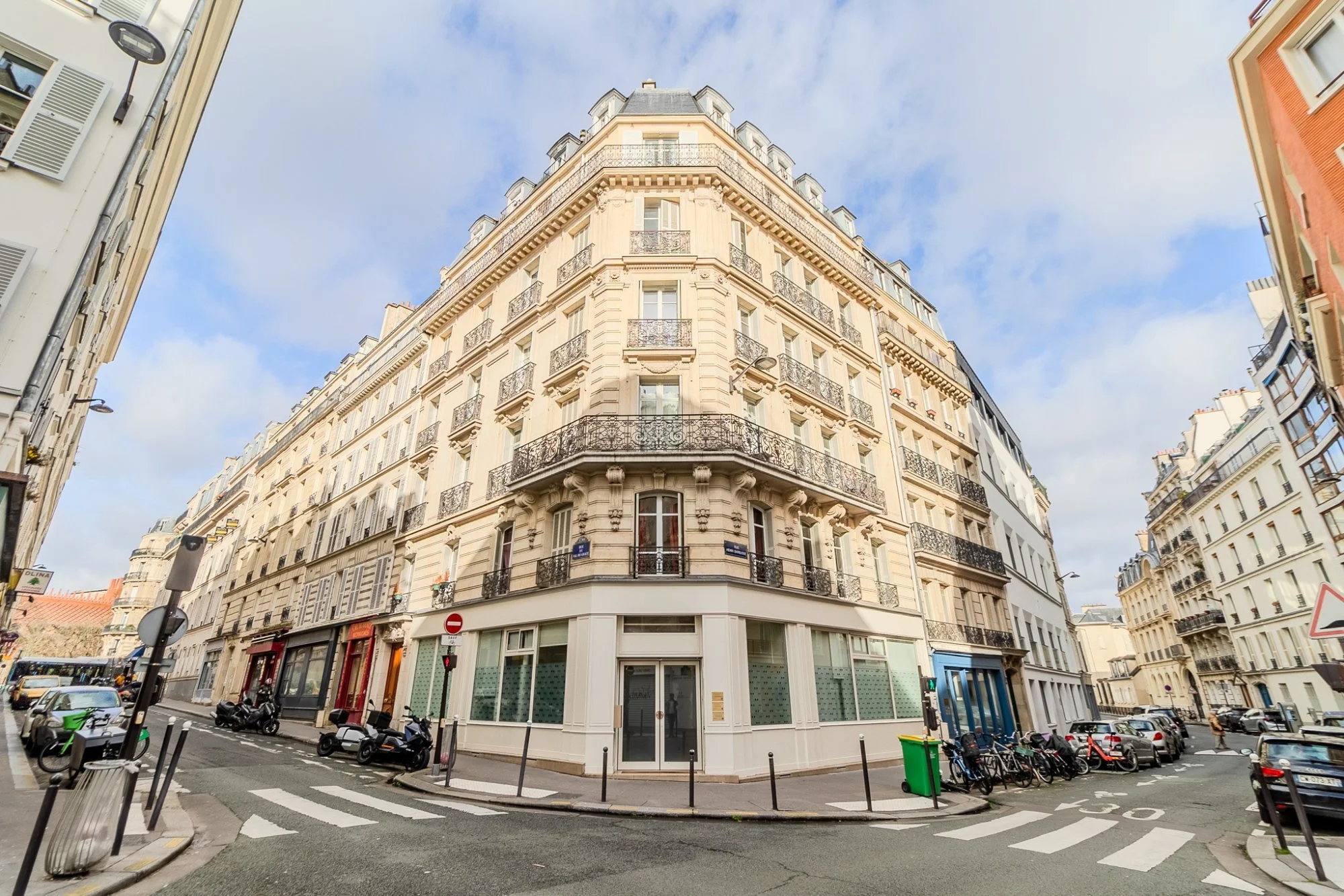 Vue extérieure du cabinet OMMA Ophtalmologie Paris 5, immeuble haussmannien 34 rue Henri Barbusse