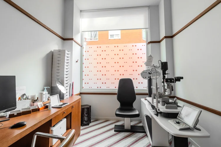 Salle de consultation — Cabinet de contactologie Dr. SALAH-MABED Paris 5