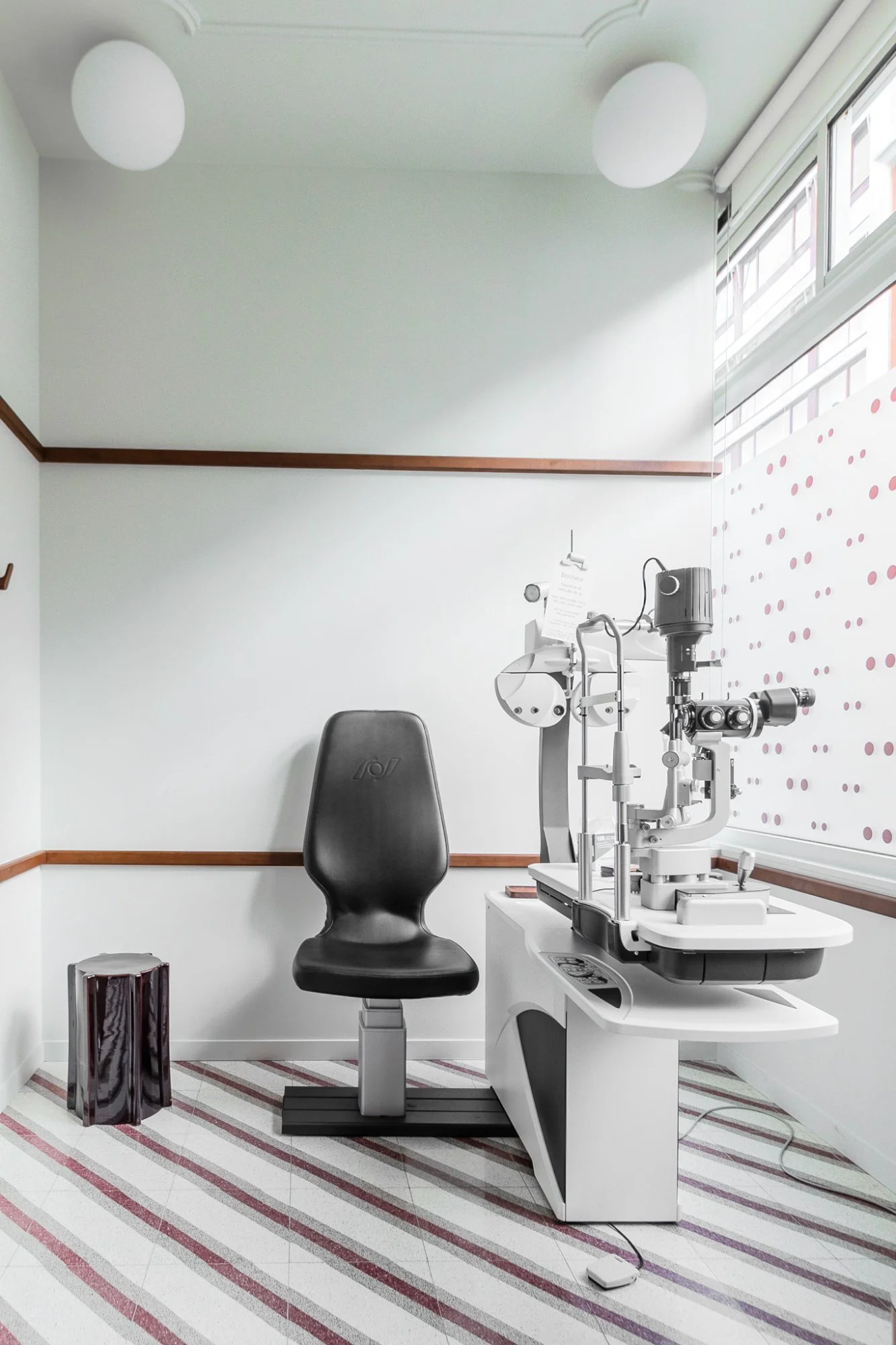 Salle de consultation équipée - Lampe à fente et instruments de contactologie Paris 5