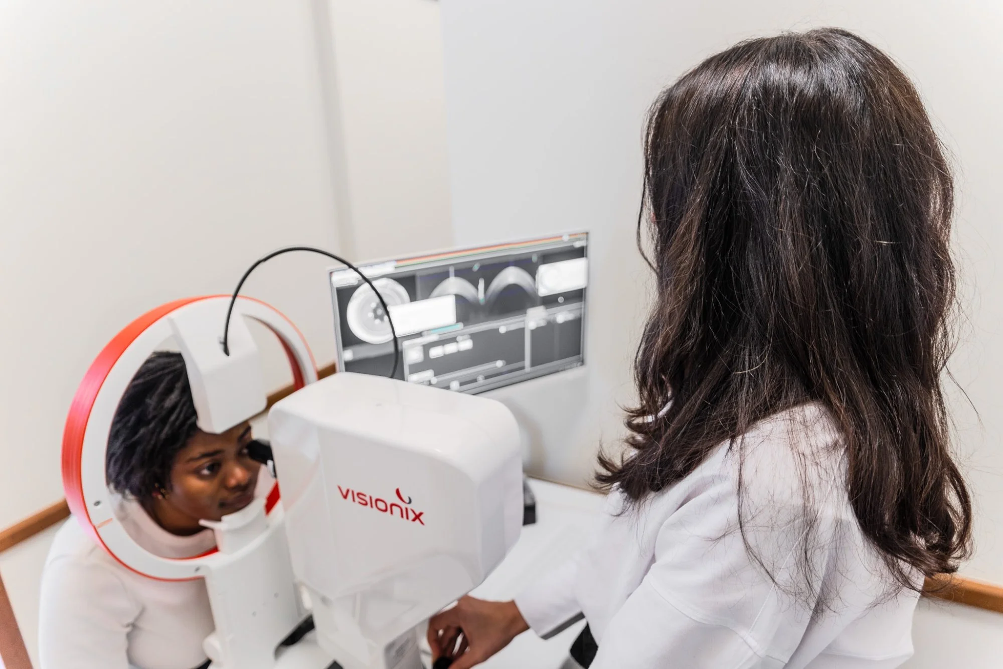 Dr. Salah-Mabed et patient - Topographe cornéen Visionix Paris 5