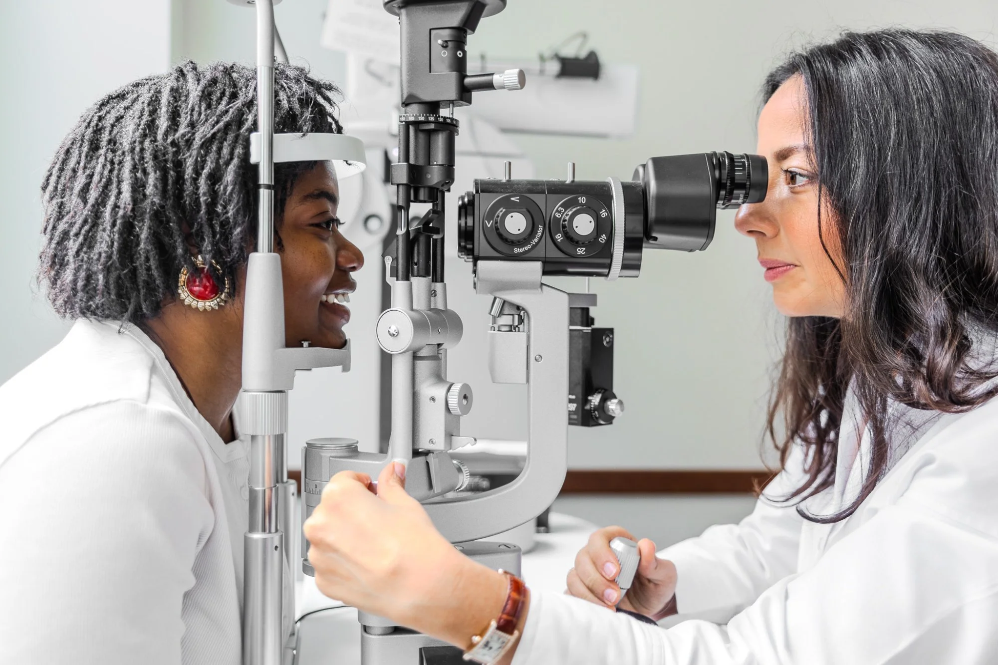 Contactologue Paris 5 - Examen lampe à fente patient kératocône