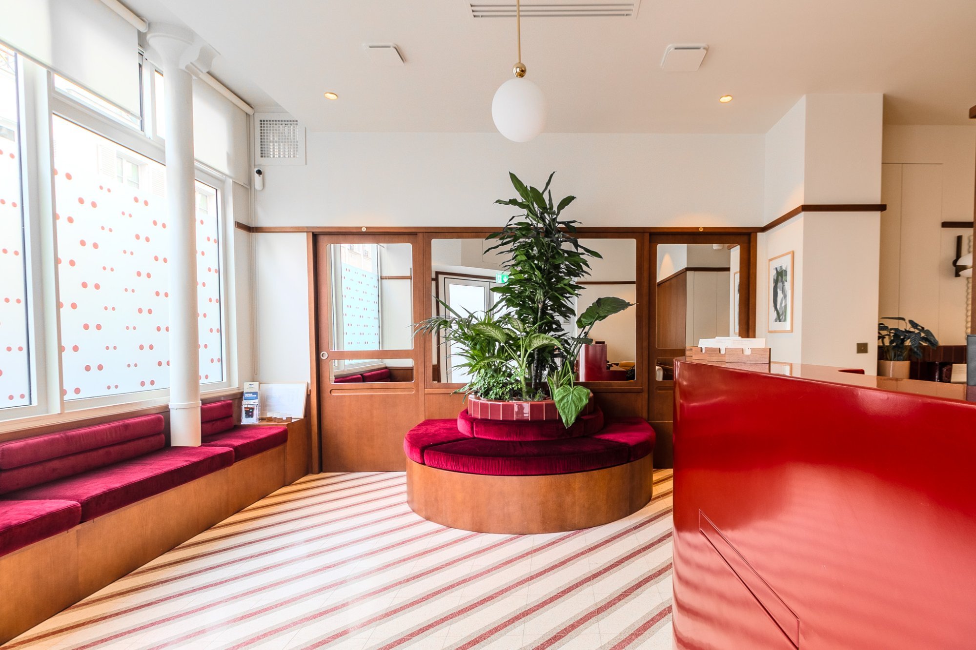 Salle d'attente du cabinet OMMA Paris 5 - Design soigné et ambiance sereine