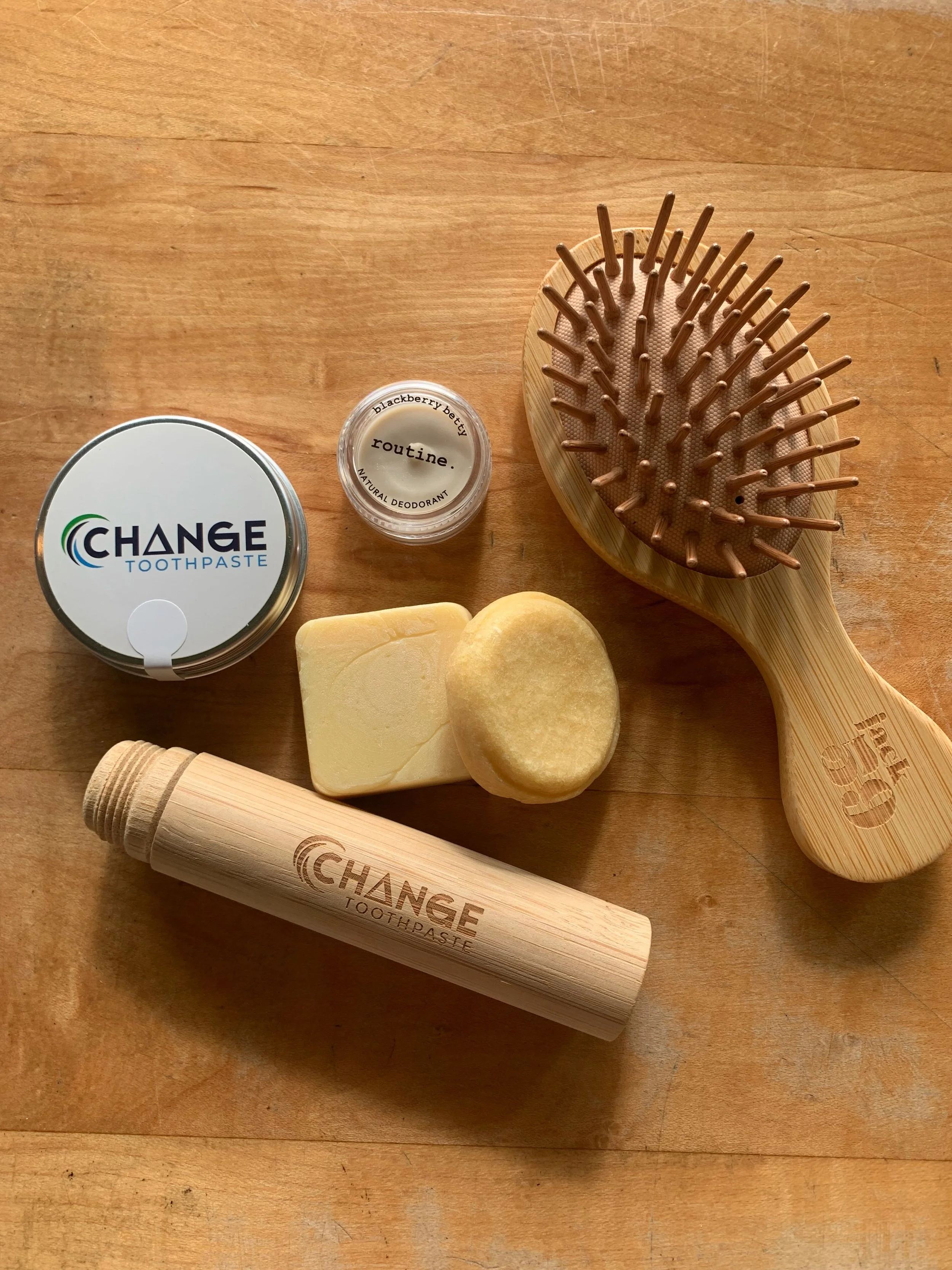 The travel lineup! ✈️

Pocket-sized @routinecream deodorant minis, @jack59inc shampoo &amp; conditioner travel buddies &amp; mini hairbrushes, and @change.toothpaste travel tins and bamboo travel toothbrushes. 

These products are all from right here