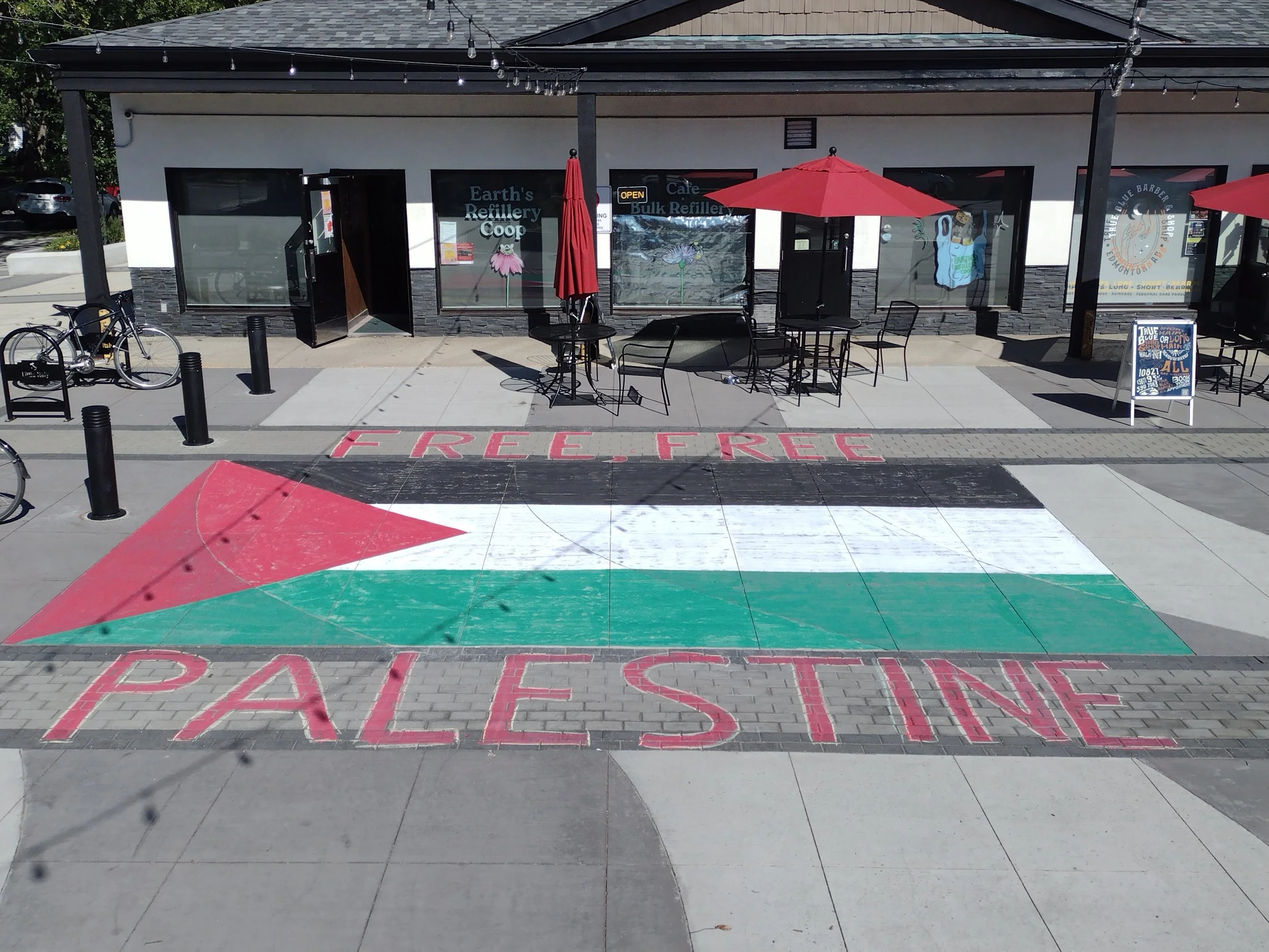 I painted this today on the People's Piazza in preparation of the Palestine Solidarity Market/fundraiser tomorrow at @earthsrefillery (11am to 5pm)

Free, Free Palestine!

@sjp.uofa @palsolidarityyeg @freepalestineyeg @edmonton4palestine_ @psa.macewa